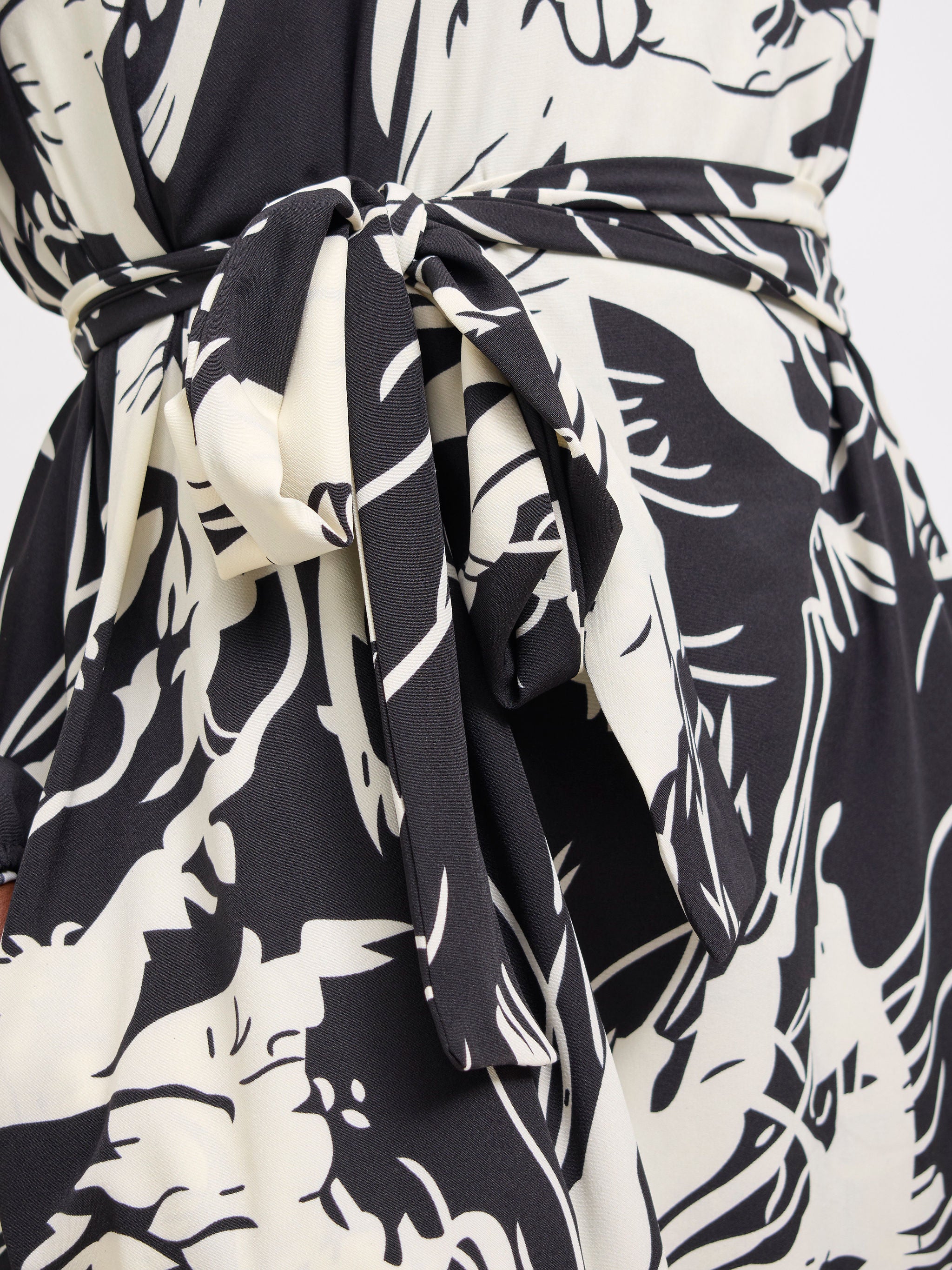 Vivo Basic Ayo Bishop Sleeve Dress - Black / Off white