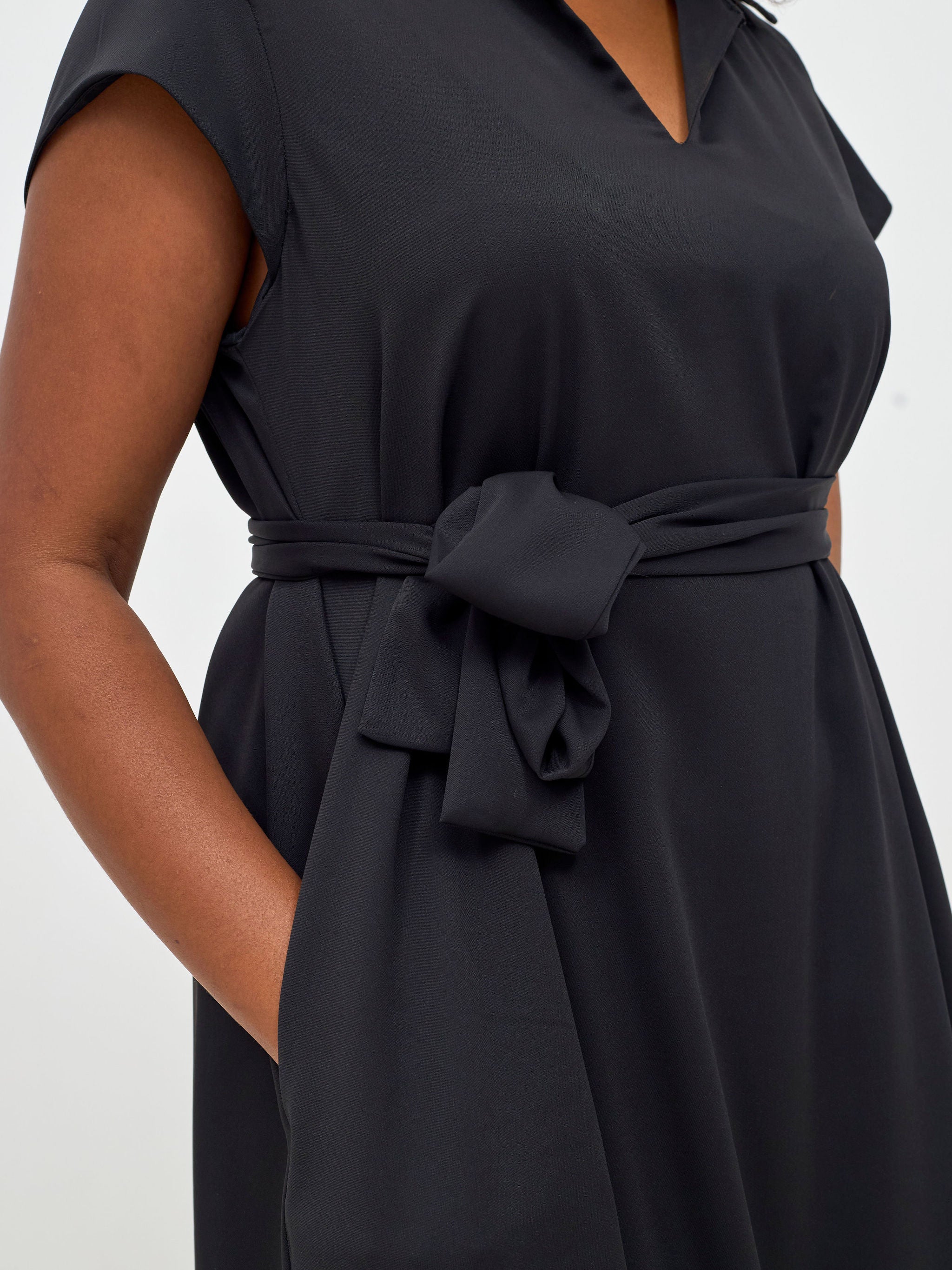 Vivo Zuri Cap Sleeve Knee Length Dress - Black