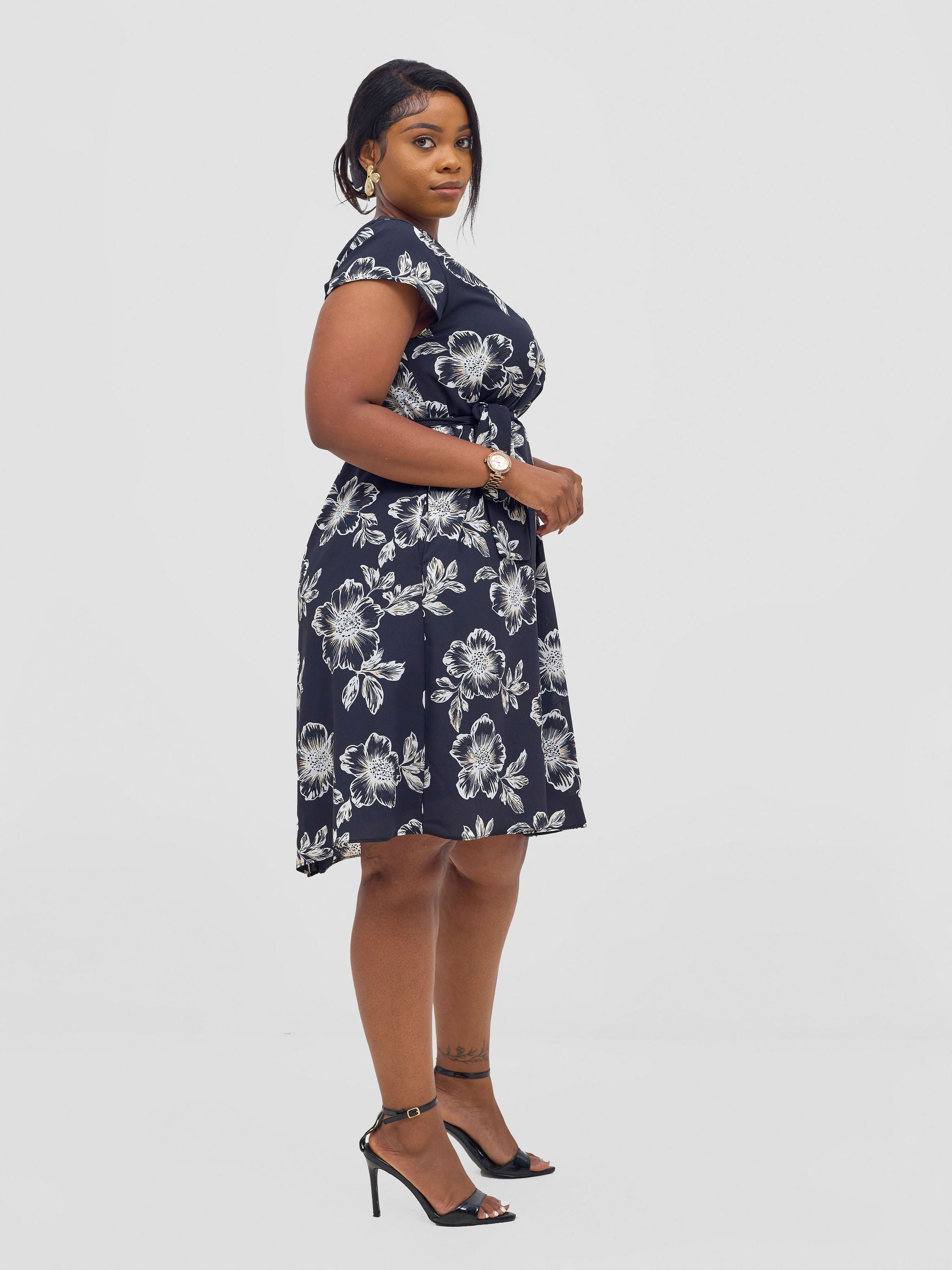 Vivo Basic Cap Sleeve Knee Length Tent Dress - Black / White Biana Print