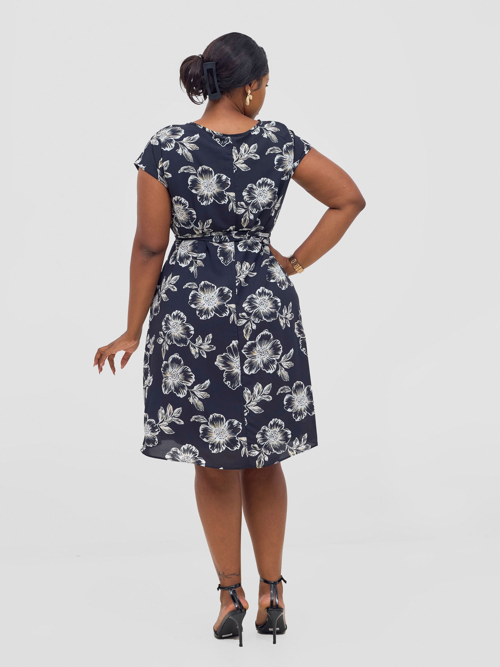 Vivo Basic Cap Sleeve Knee Length Tent Dress - Black / White Biana Print