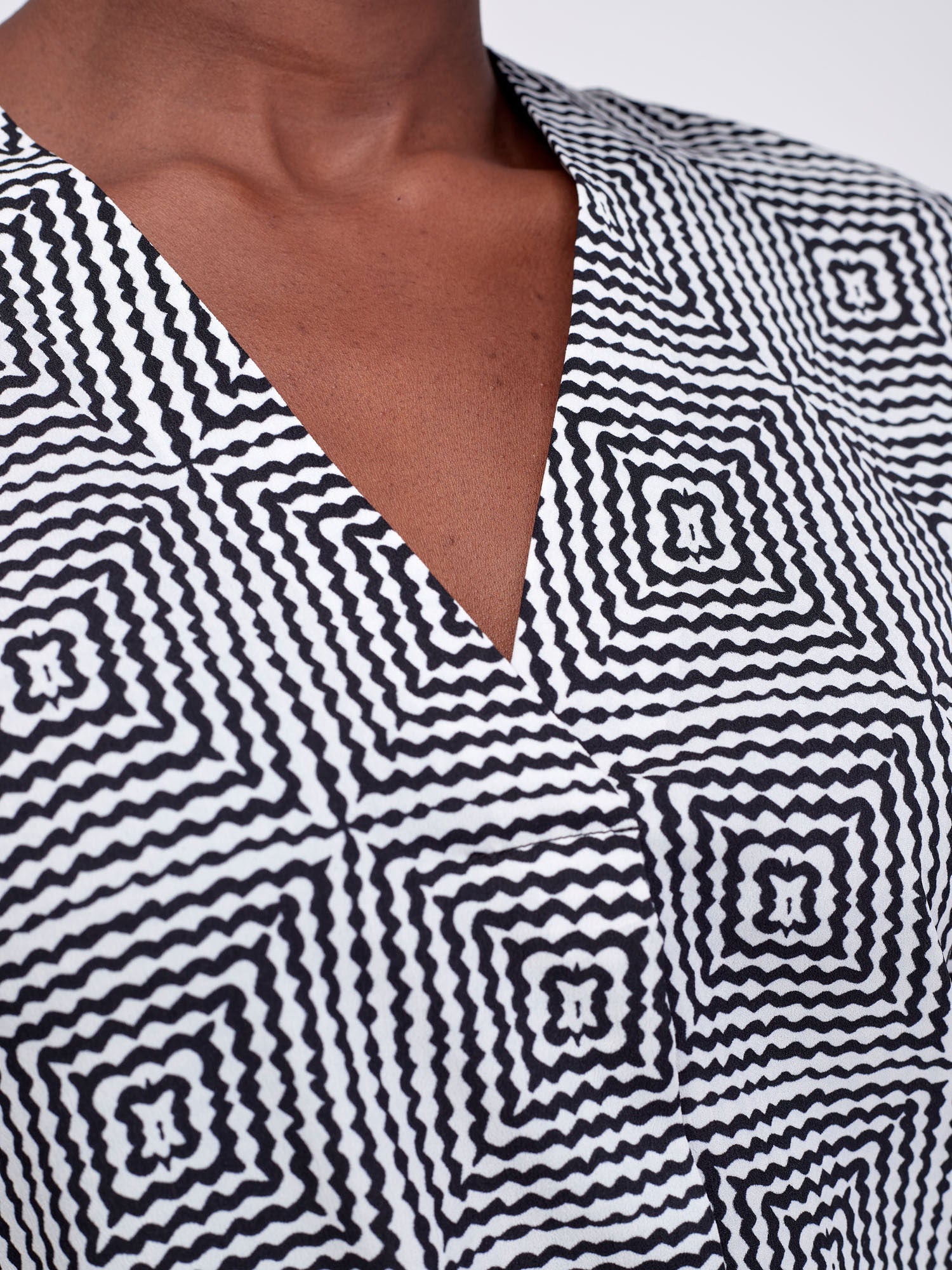 Vivo Dua 3/4 Sleeved V Neck Shirt - White / Black Print