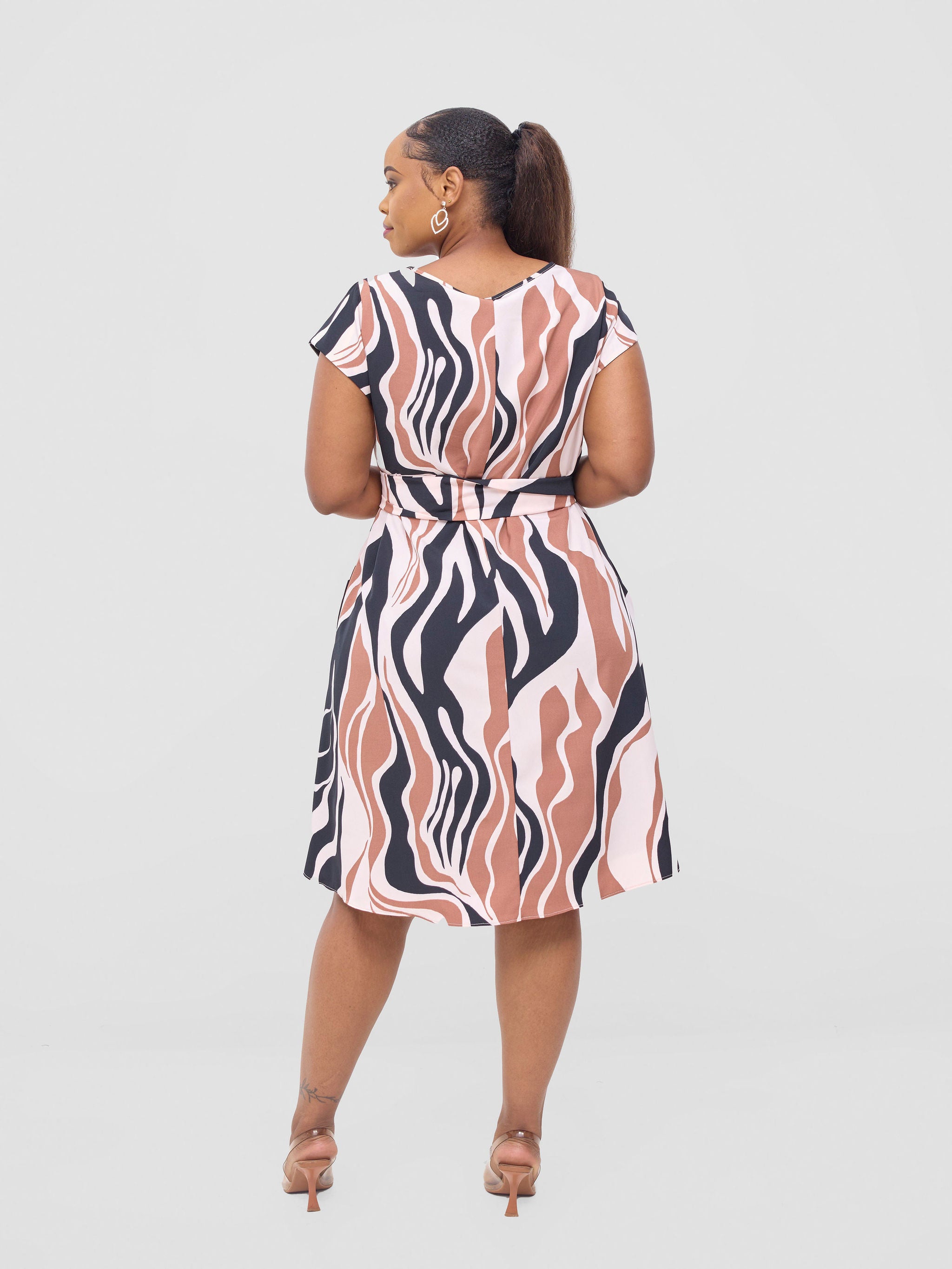 Vivo Basic Cap Sleeve Knee Length Tent Dress -Tan/ Black Capi Print