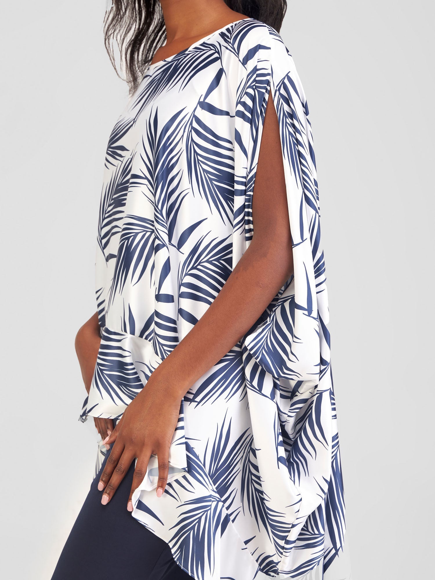 Vivo Alika Flounce Kaftan Top - White / Navy Blue Siri Print