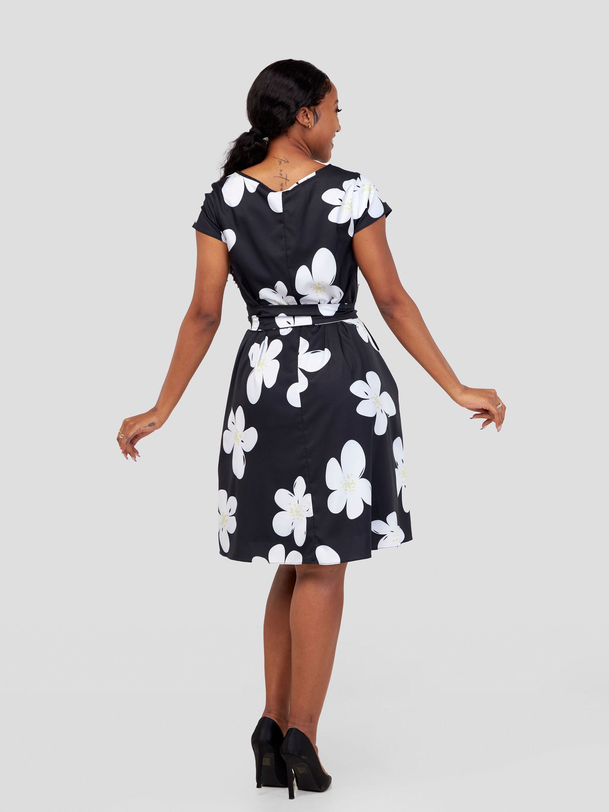 Vivo Basic Cap Sleeve Knee Length Dress - Black / White Floral Print