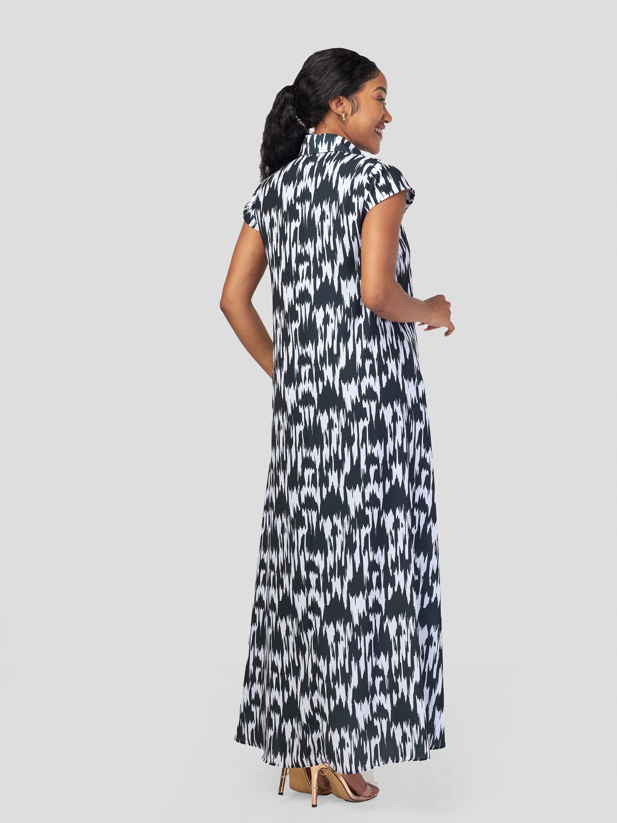 Vivo Zuri Cap Sleeved Maxi Dress - Black / White Ikat Abstract Print