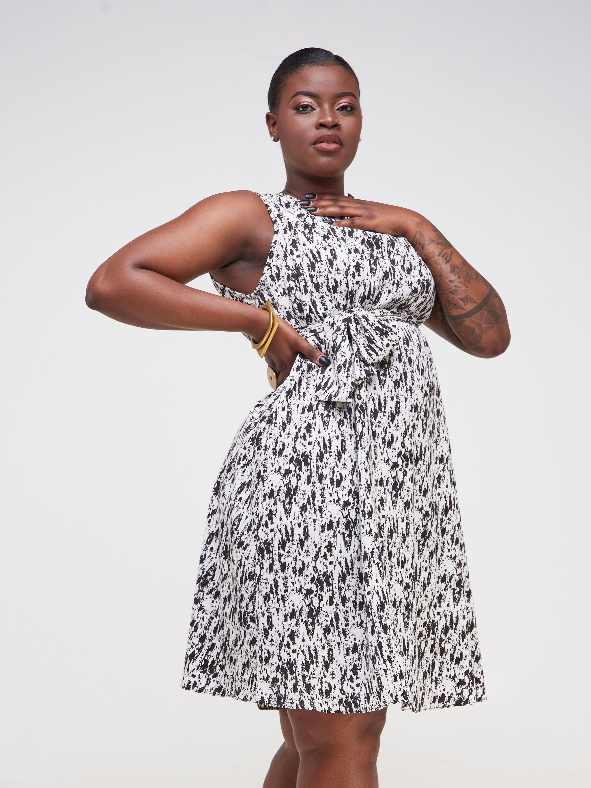 Vivo Basic Lined Sleeveless Tent Dress - Black / Off White Abstract Print