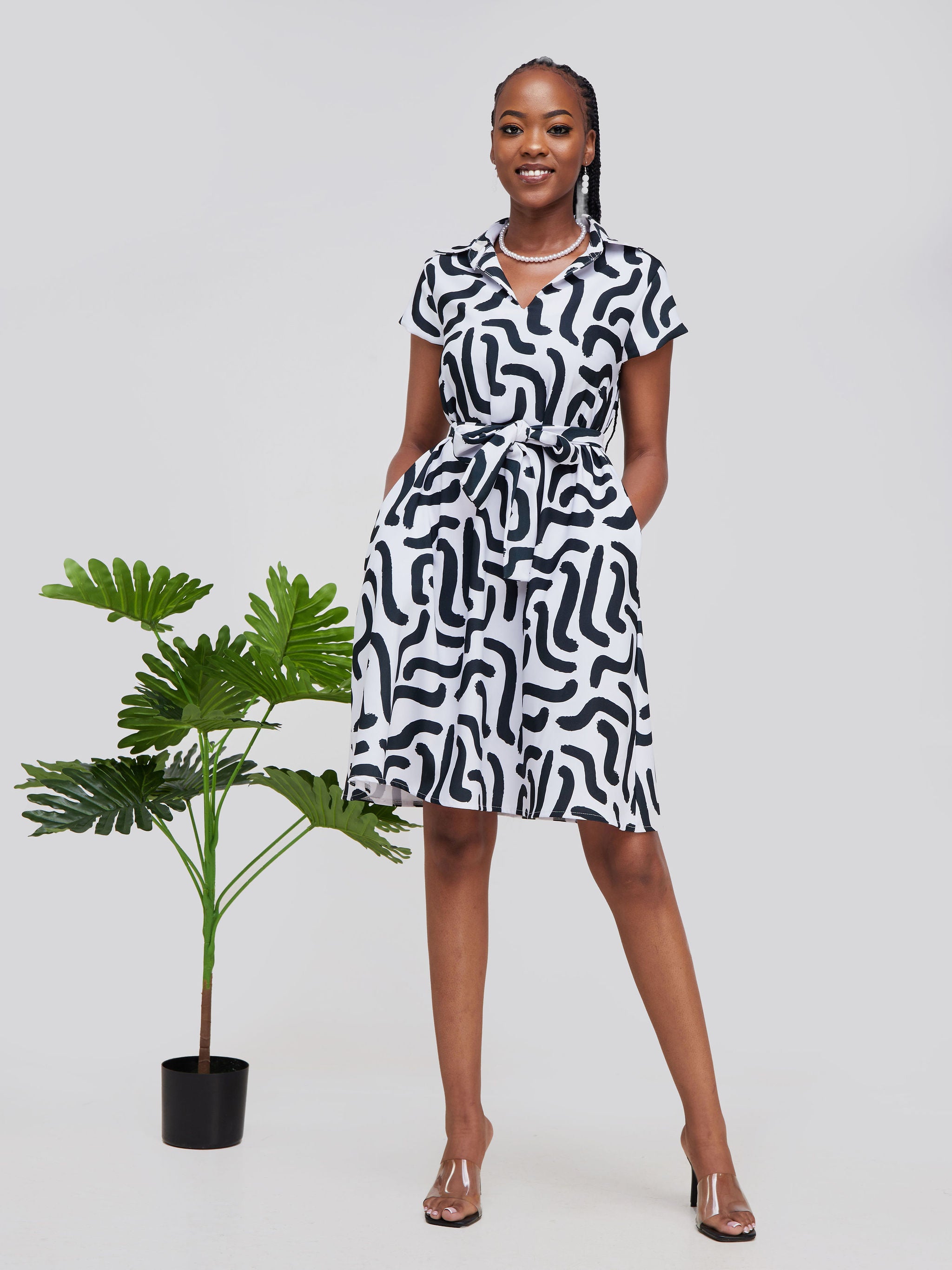 Vivo Zuri Cap Sleeve Knee Length Dress - White / Black Abstract Print