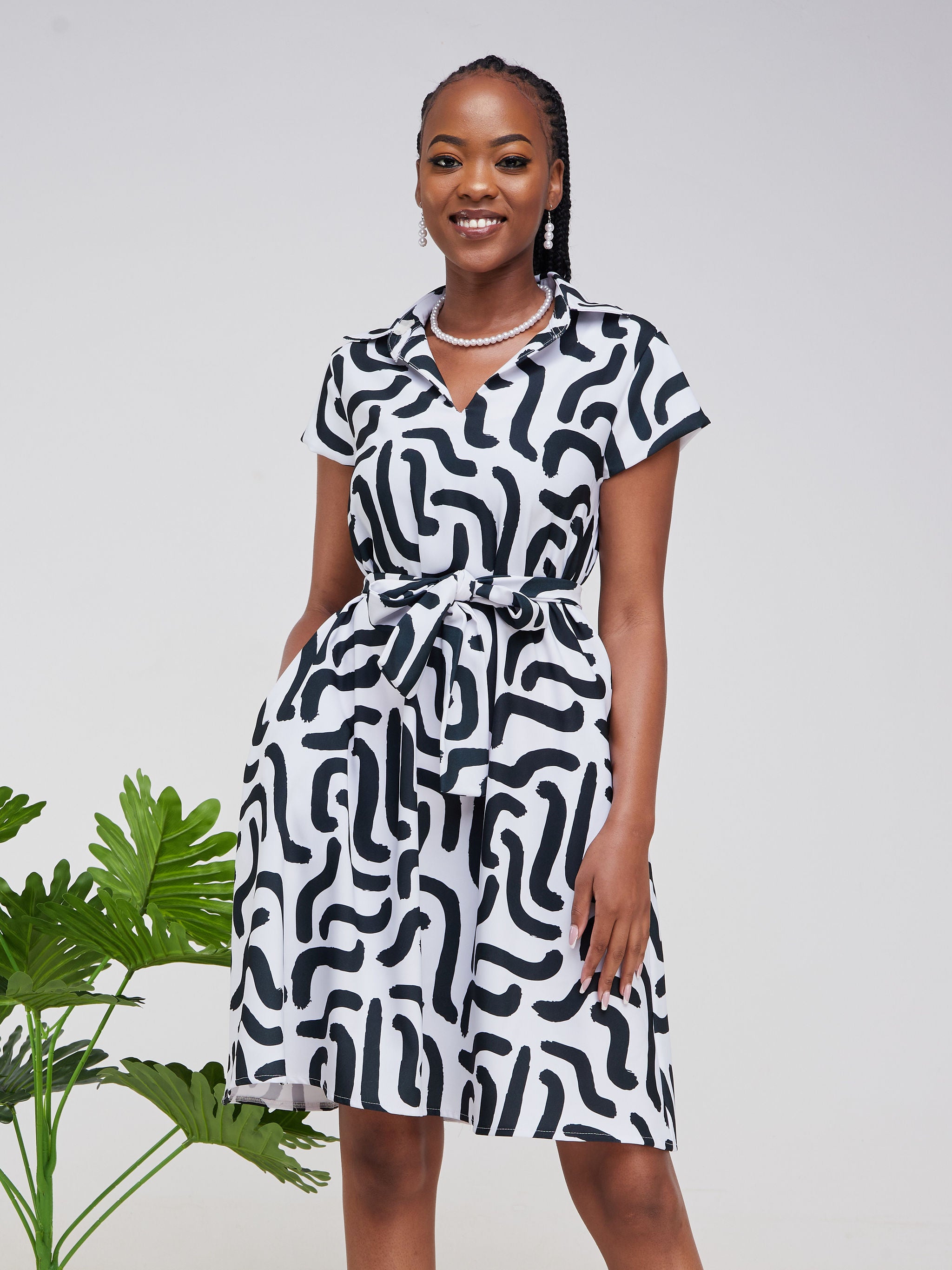 Vivo Zuri Cap Sleeve Knee Length Dress - White / Black Abstract Print