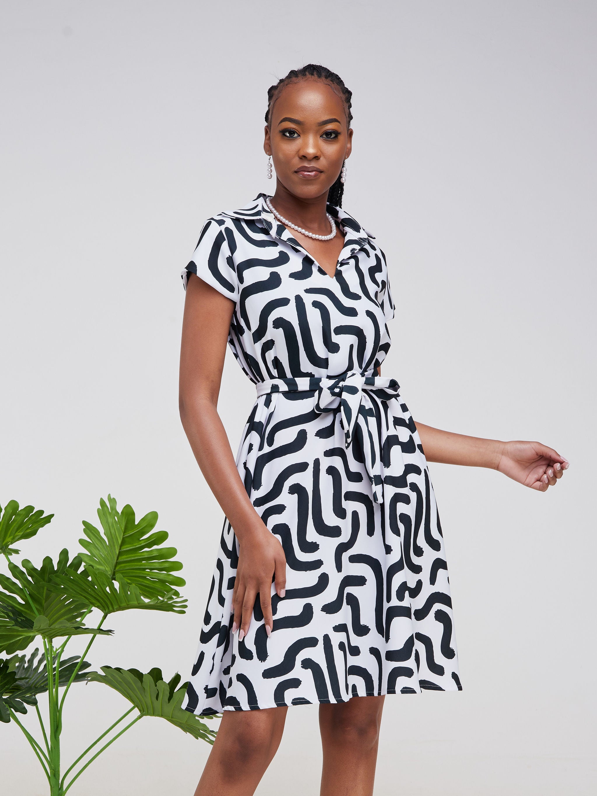 Vivo Zuri Cap Sleeve Knee Length Dress - White / Black Abstract Print