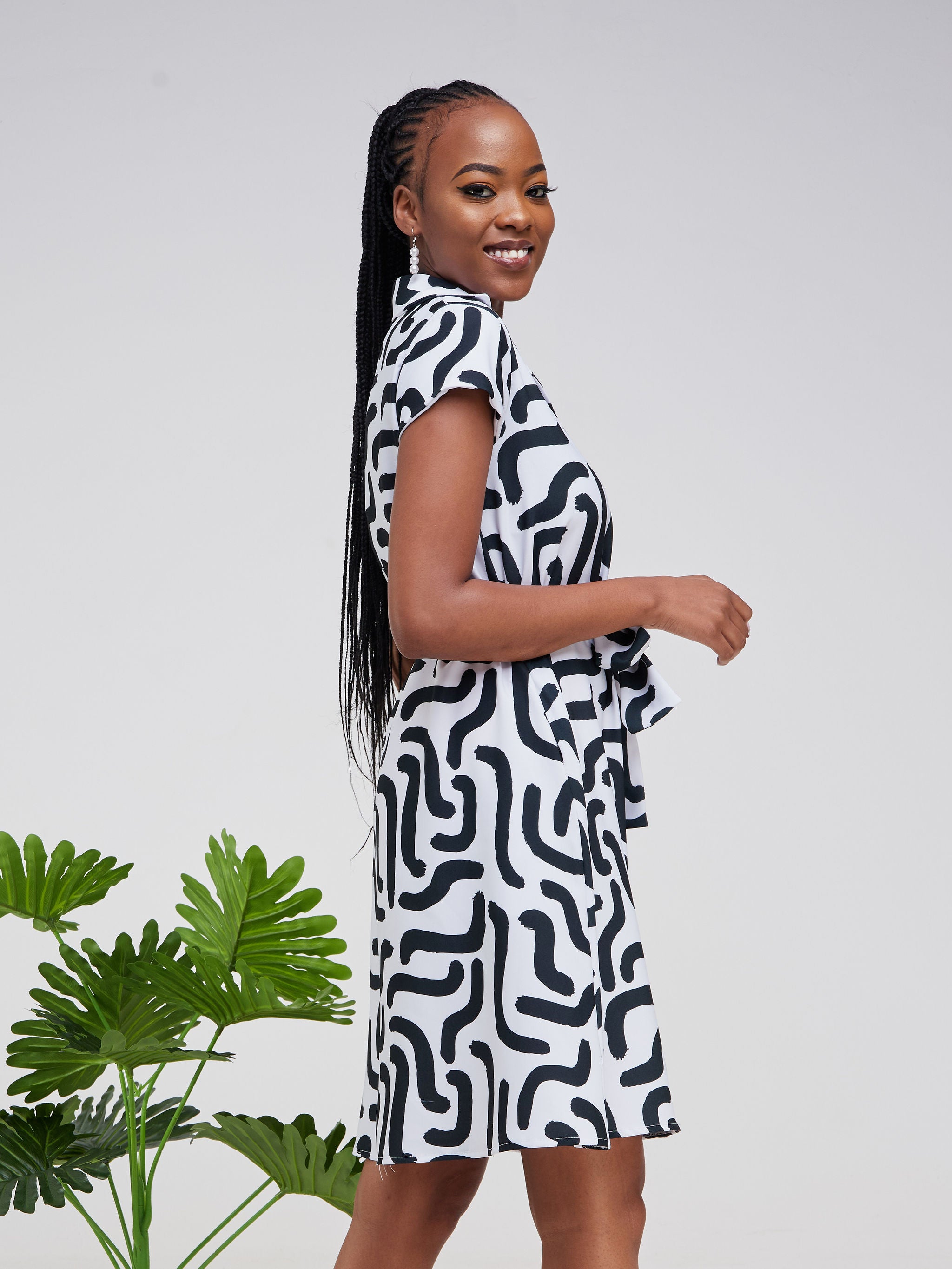 Vivo Zuri Cap Sleeve Knee Length Dress - White / Black Abstract Print