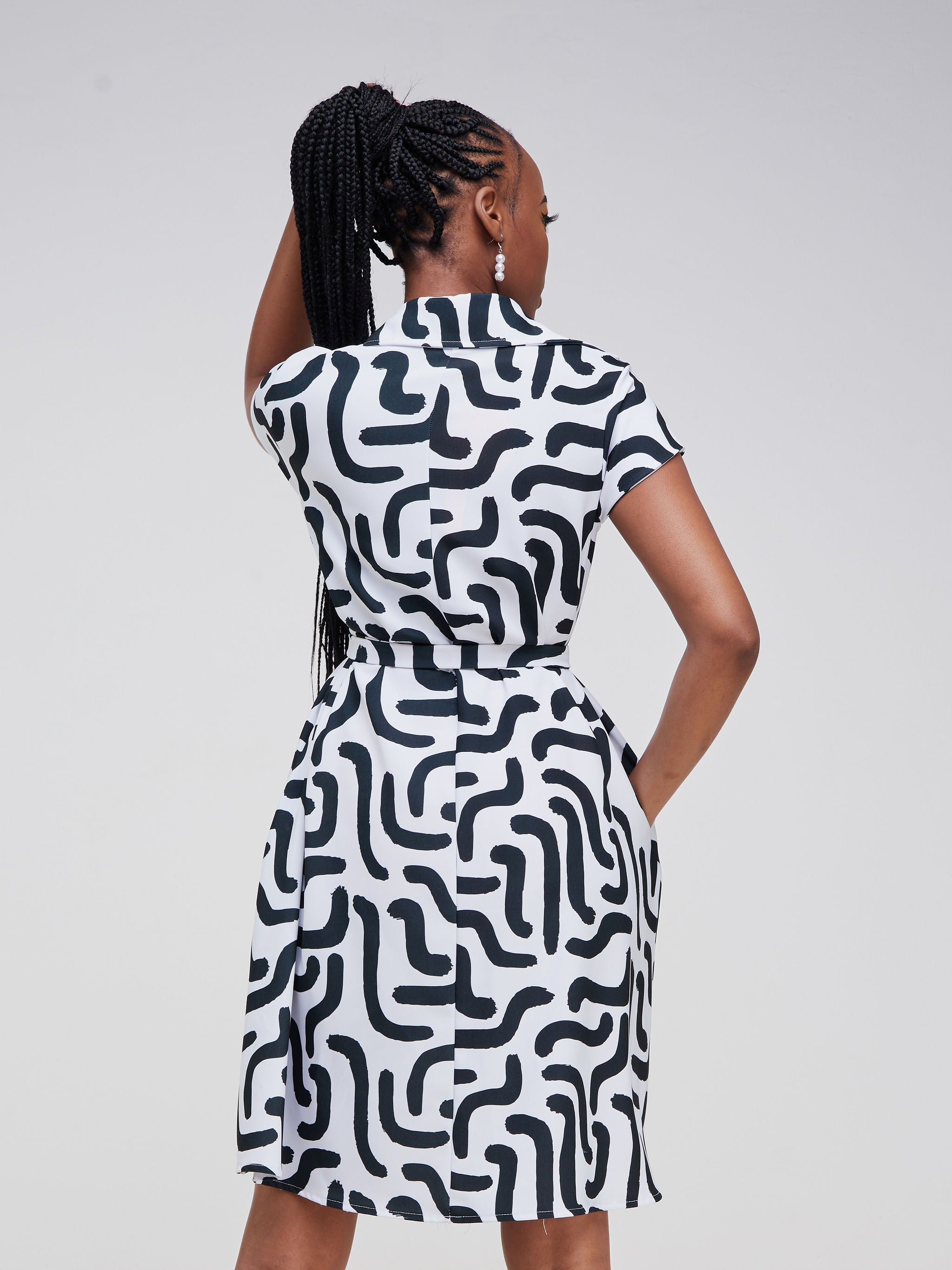 Vivo Zuri Cap Sleeve Knee Length Dress - White / Black Abstract Print