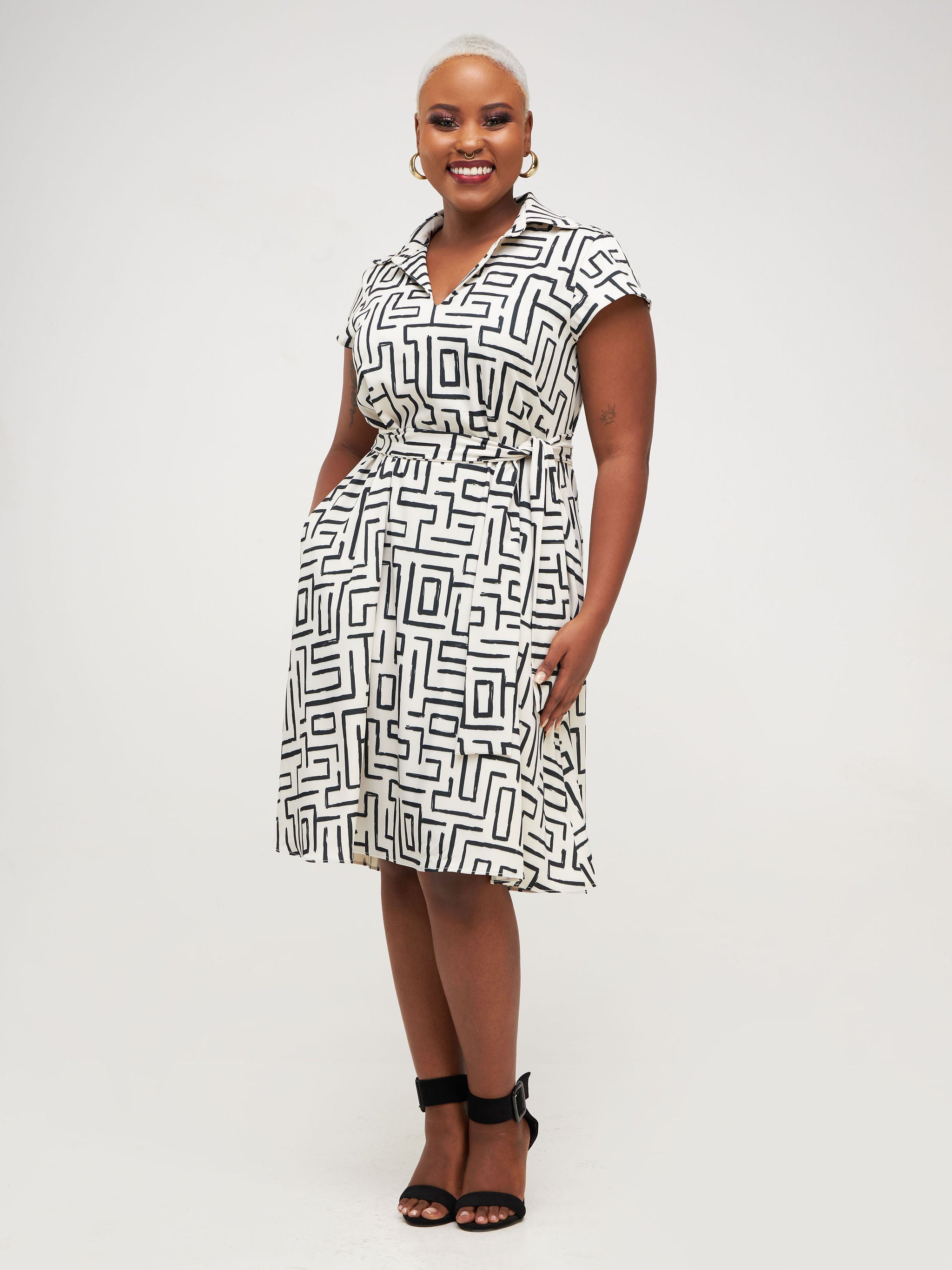 Vivo Zuri Cap Sleeve Knee Length Dress - White / Black Geometric Abstract Print