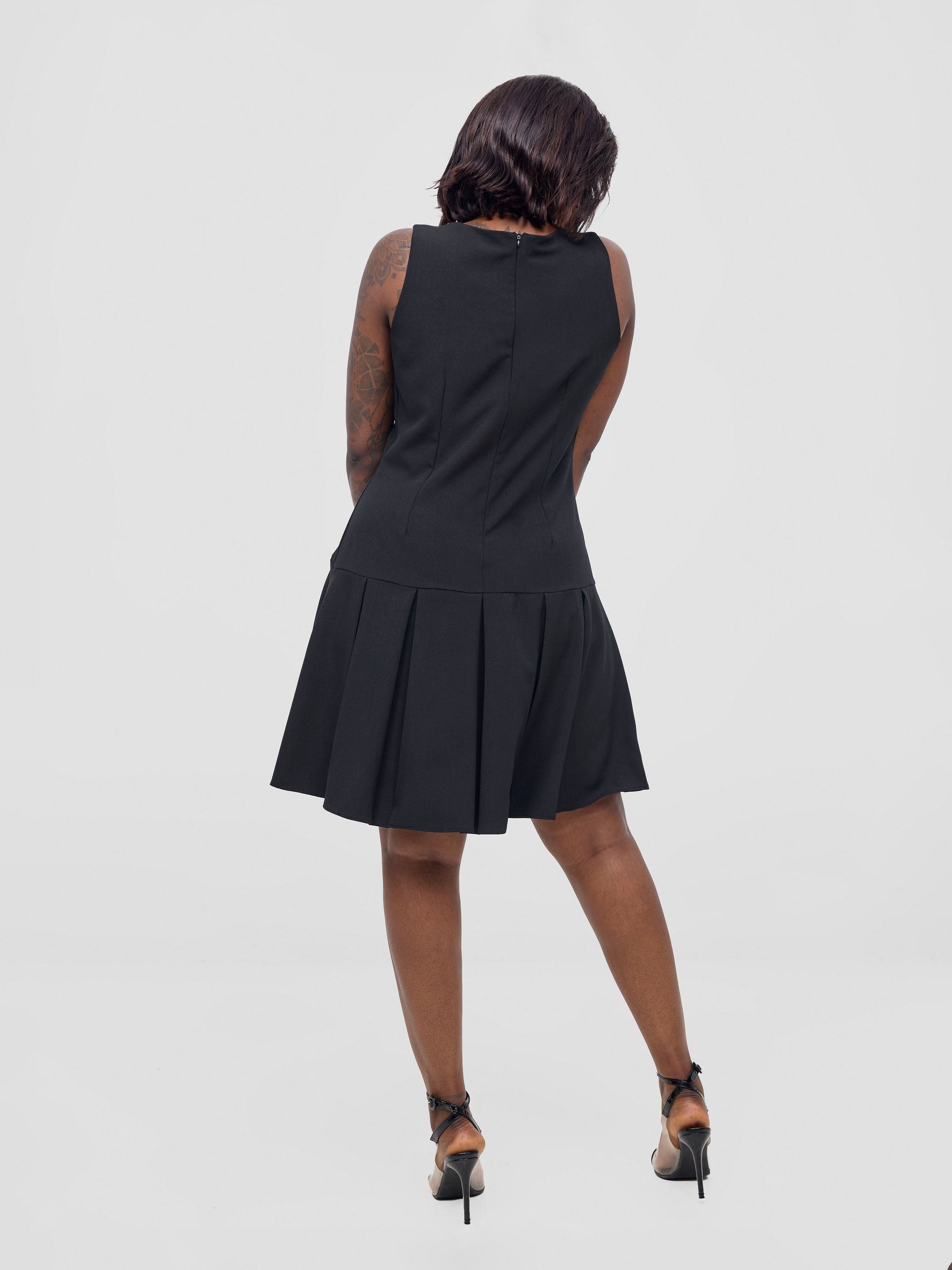 Vivo Niari Sleeveless Pleated Dress - Black