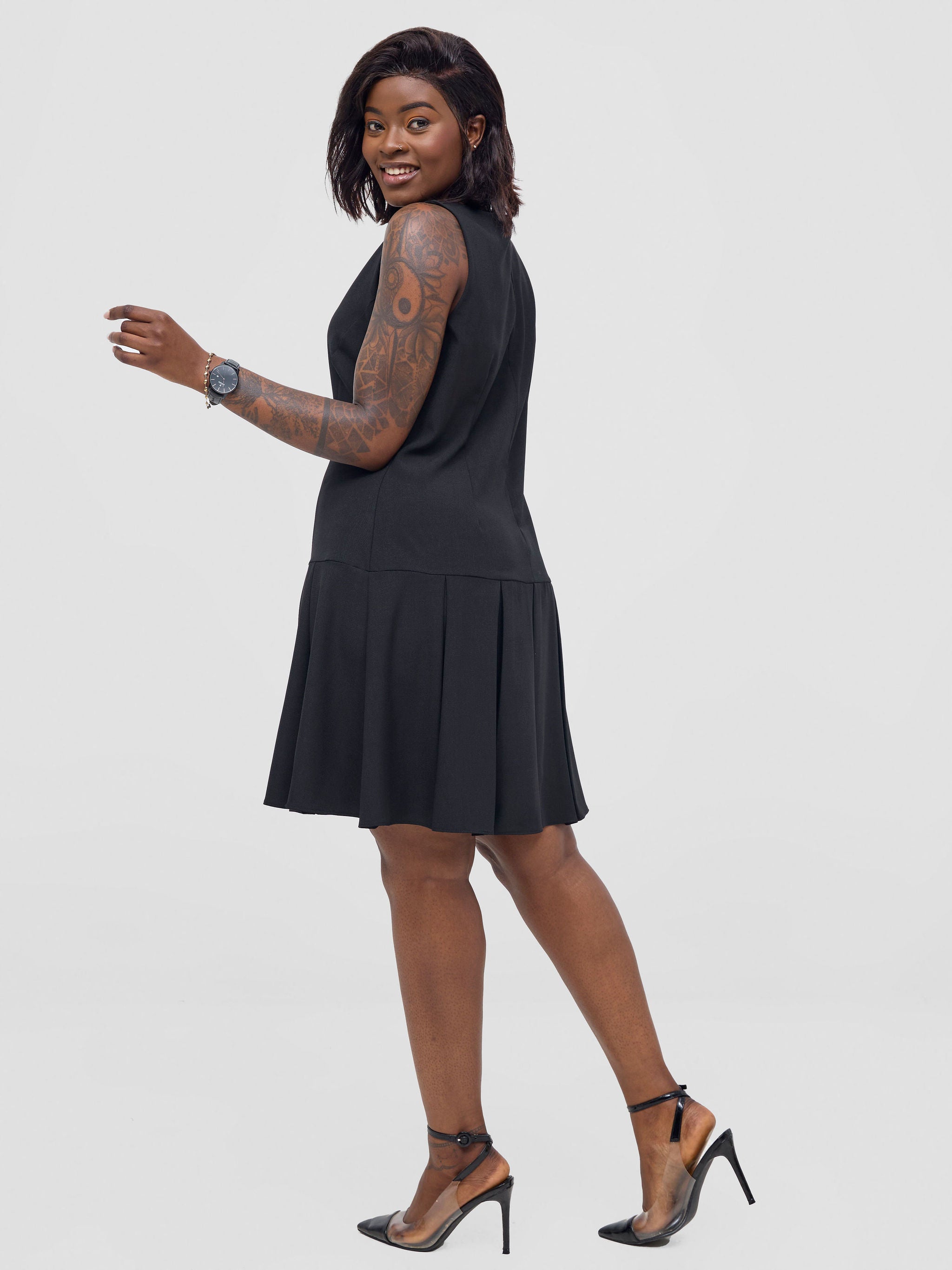 Vivo Niari Sleeveless Pleated Dress - Black