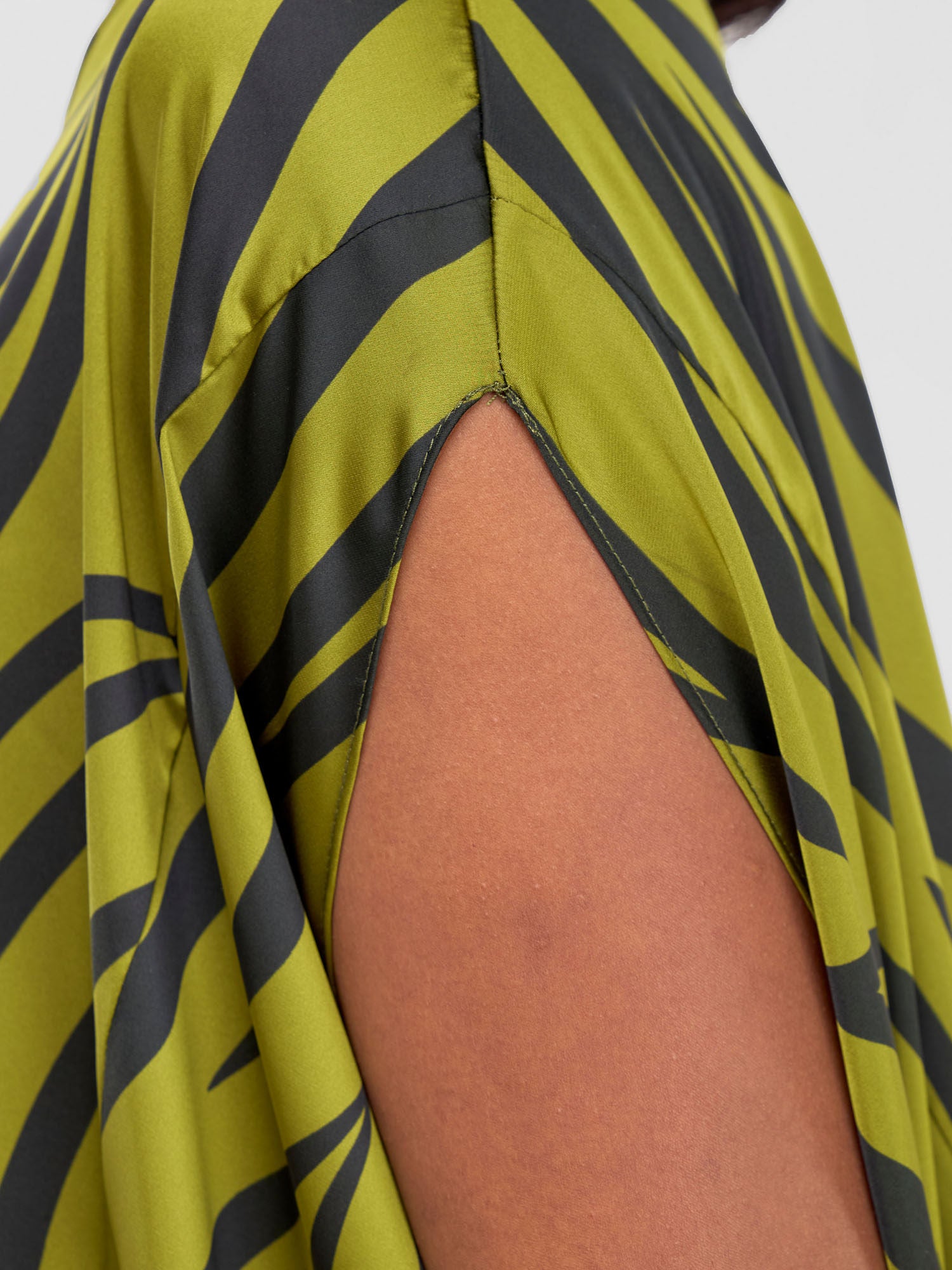 Vivo Chidii Cape Dress - Olive / Black Ameli Print