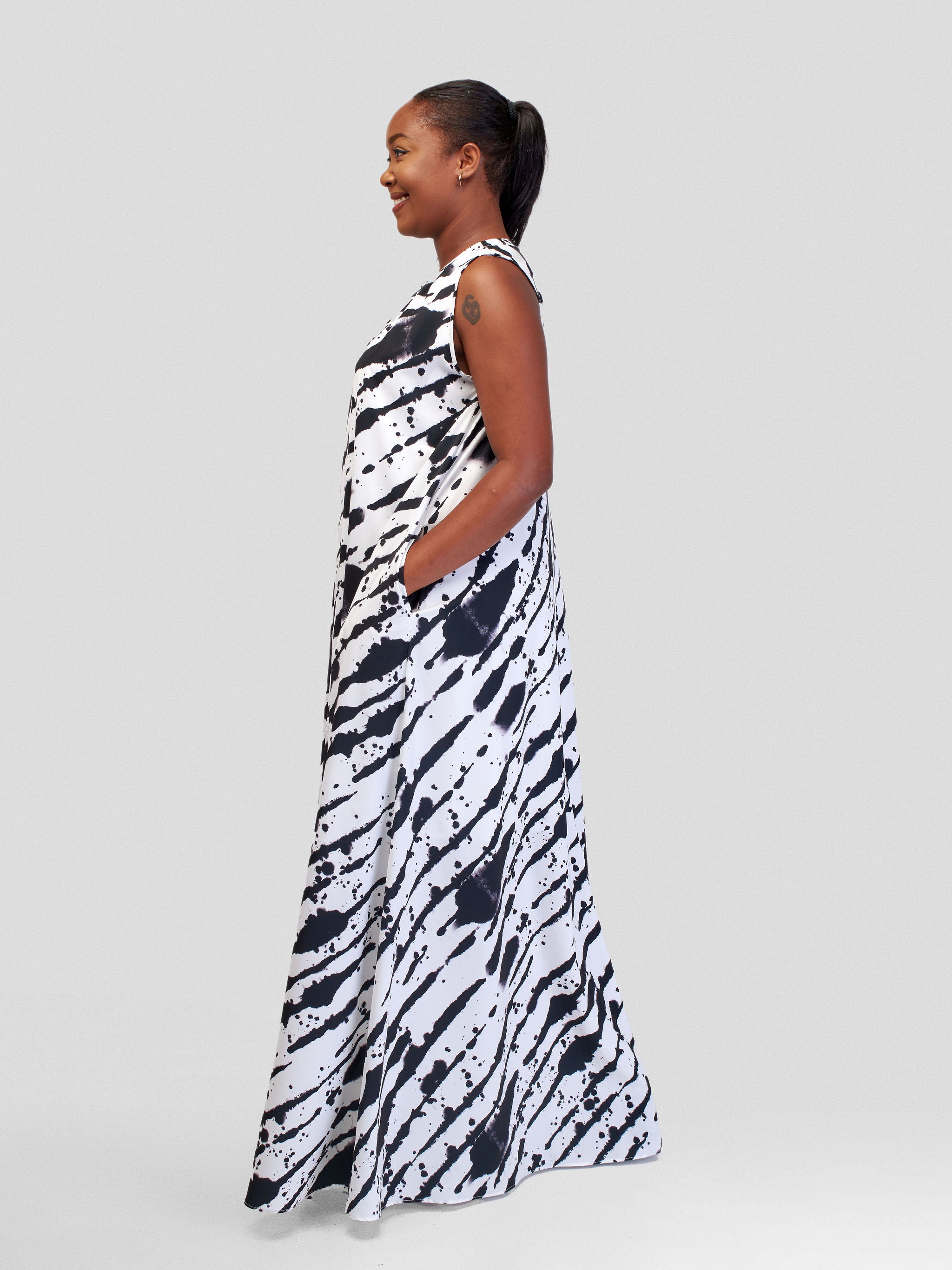 Vivo Ava Tent Maxi Dress - Black / White Mistari Diagonal Print