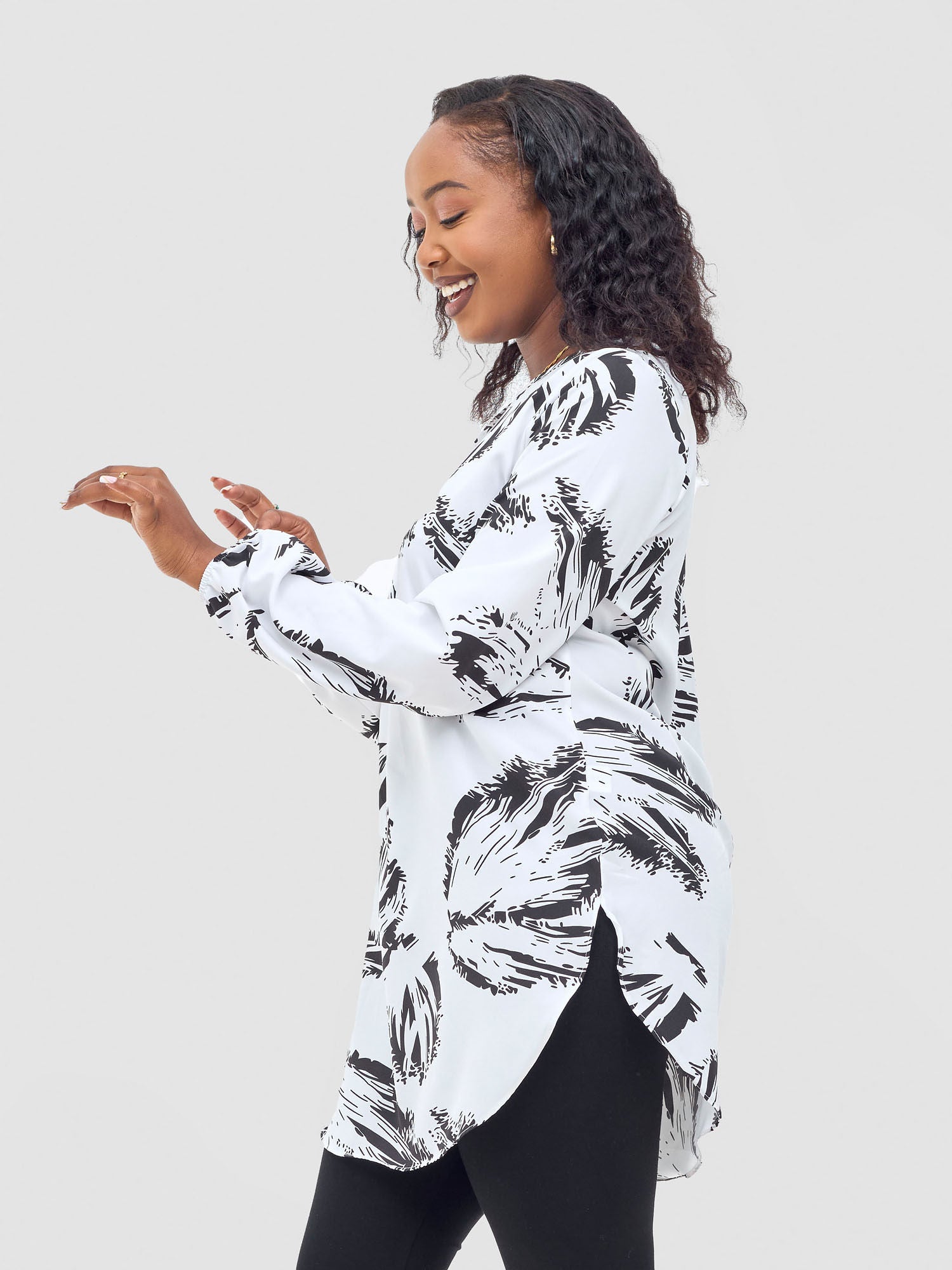 Vivo Basic Tsavo Scalloped Chiffon Top - White / Black Siwi Print