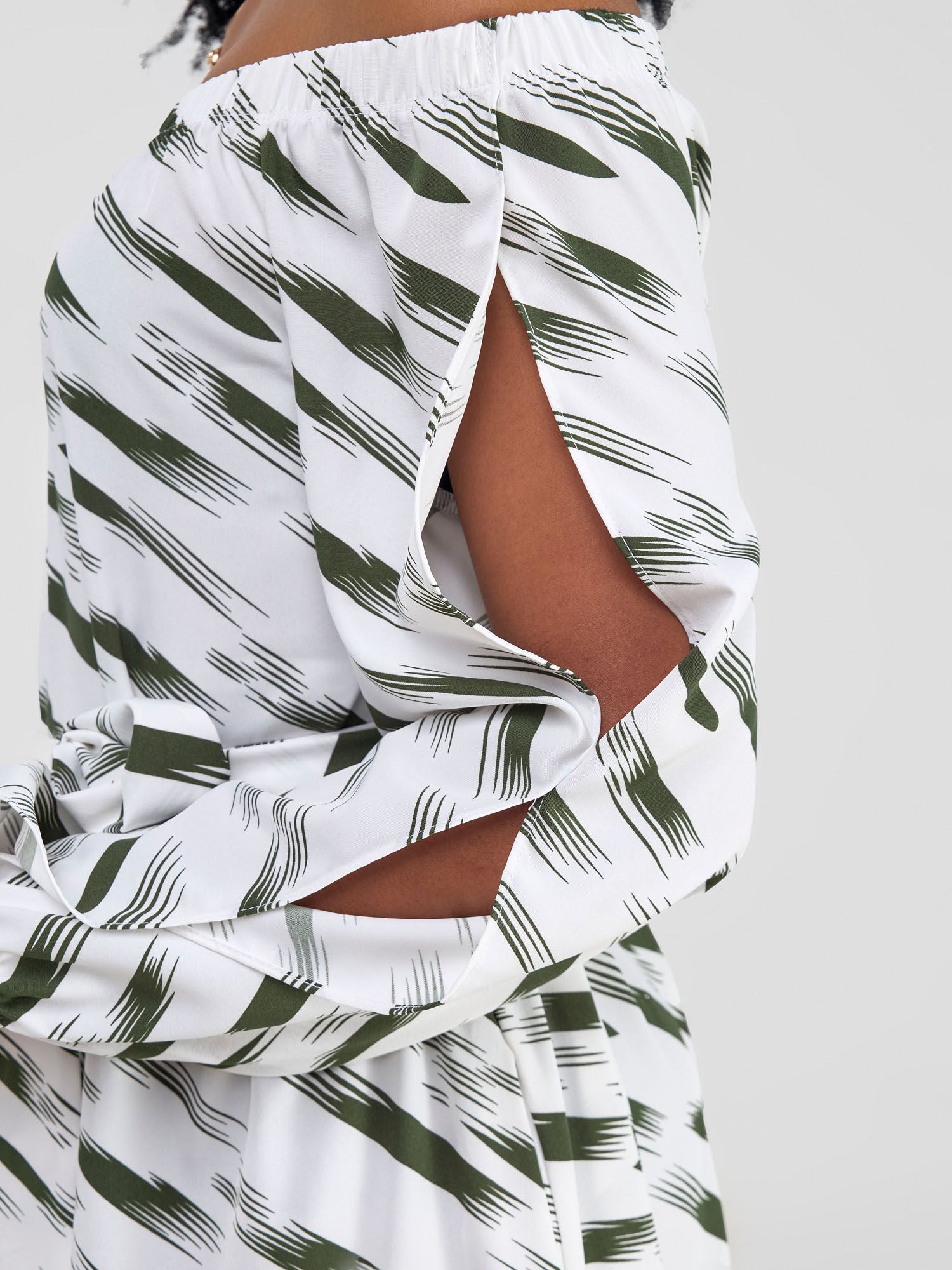 Vivo Yumi Off Shoulder Maxi Dress - Hunters / White Print