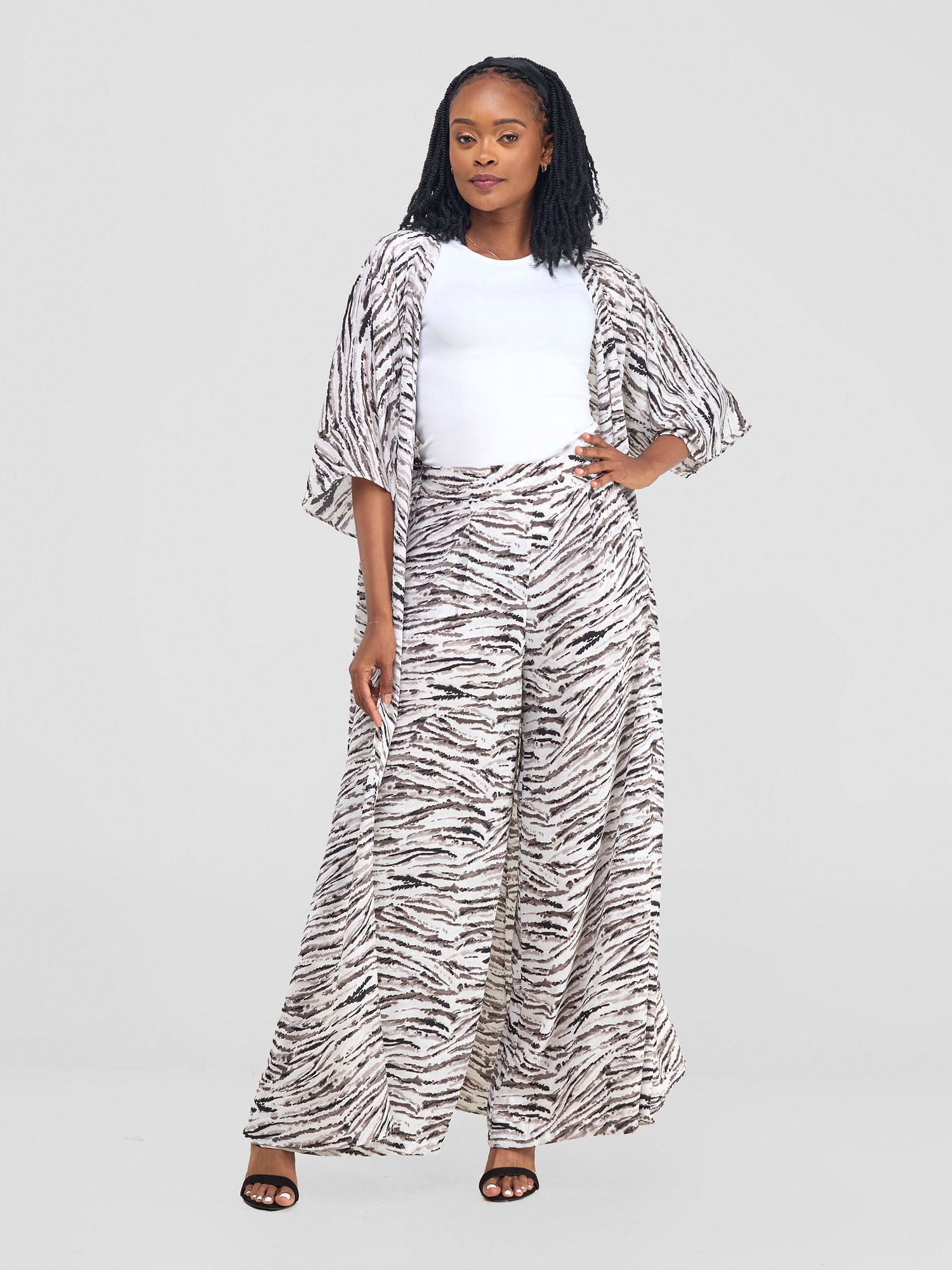 Vivo Alek 3/4 Sleeve A-Line Maxi Kimono - Black / White print