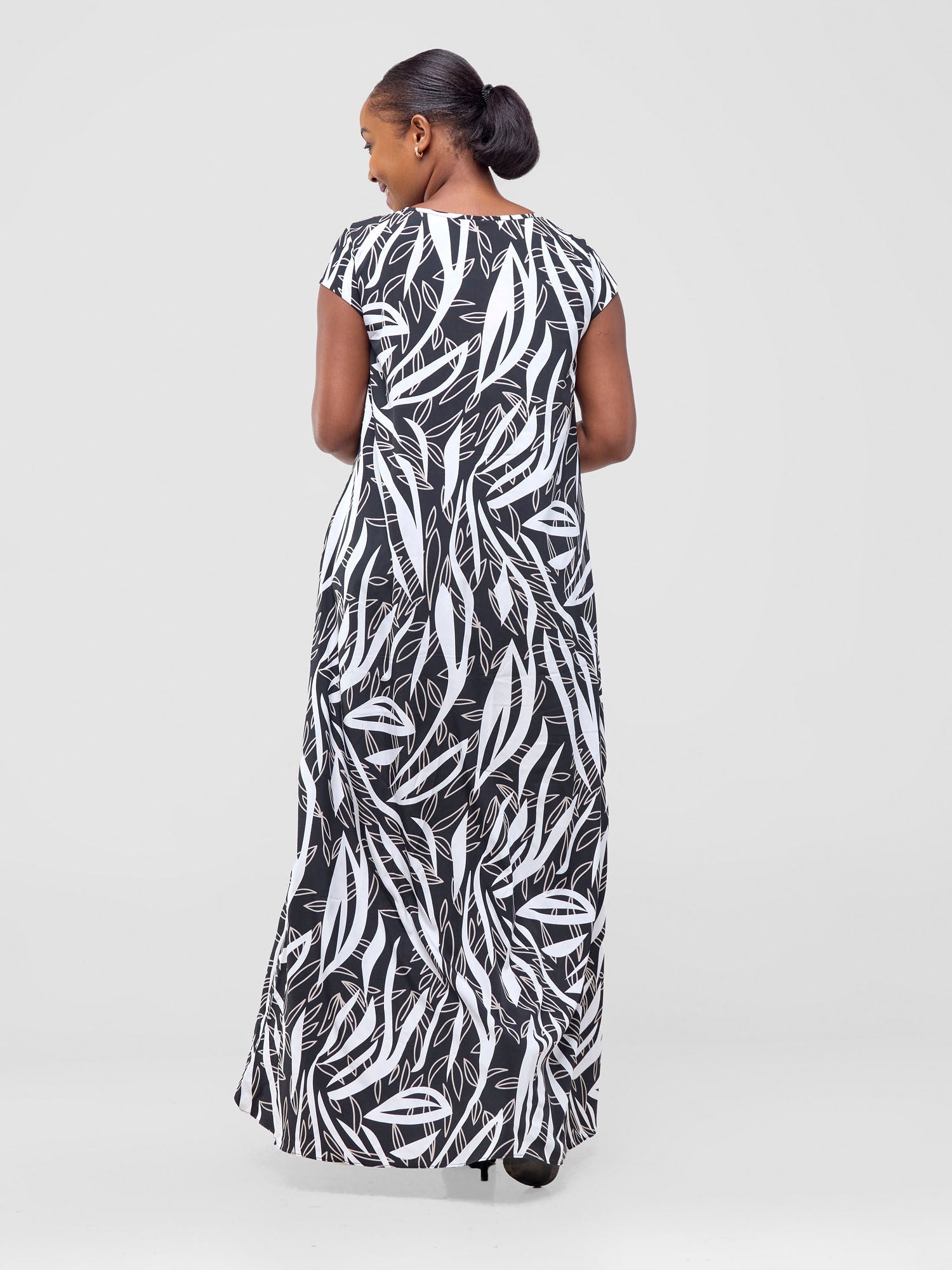 Vivo Sakari Cap Sleeve Maxi Dress - Black / Grey Print