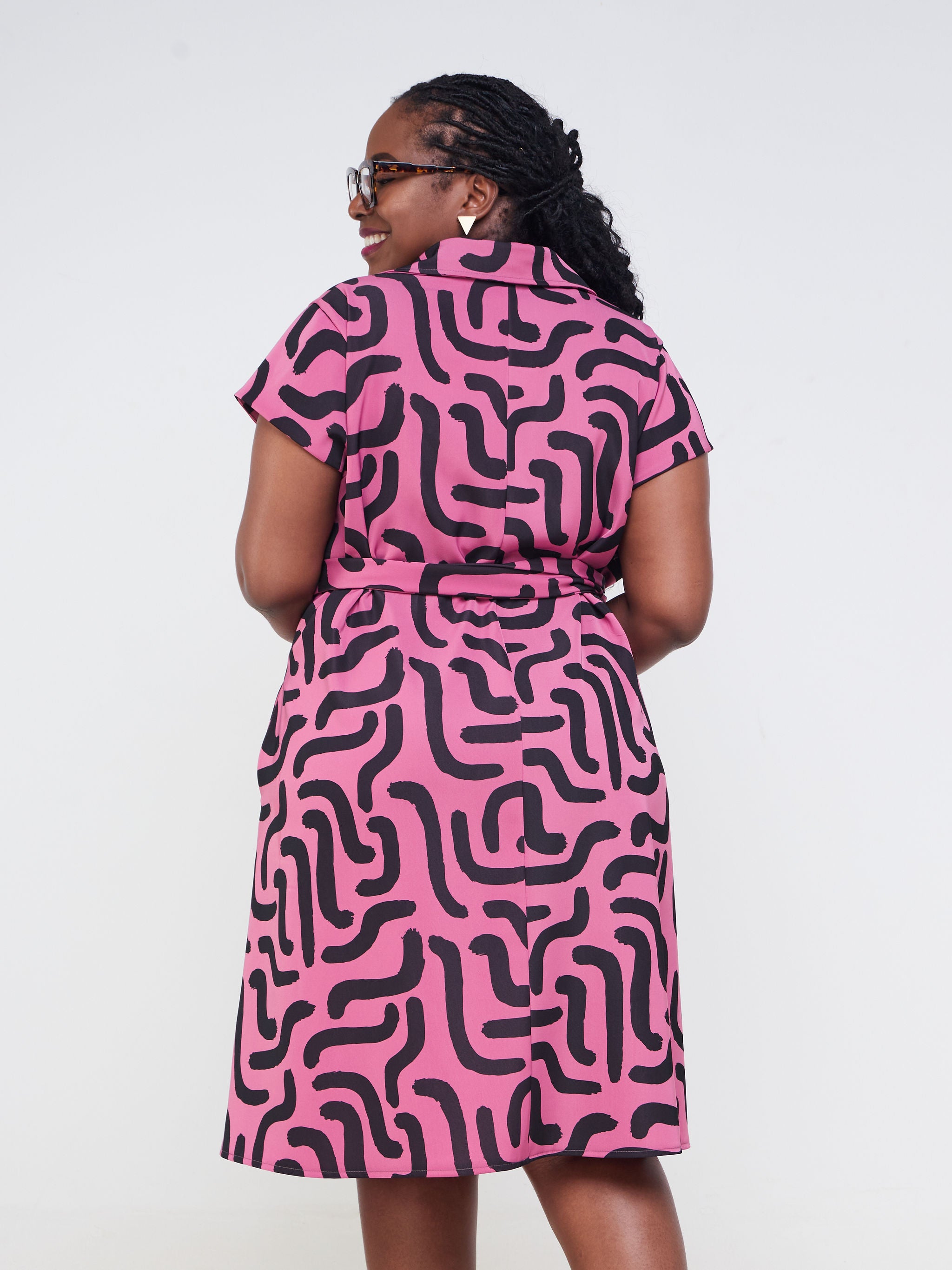 Vivo Zuri Cap Sleeve Knee Length Dress - Pink / Black Abstract Print