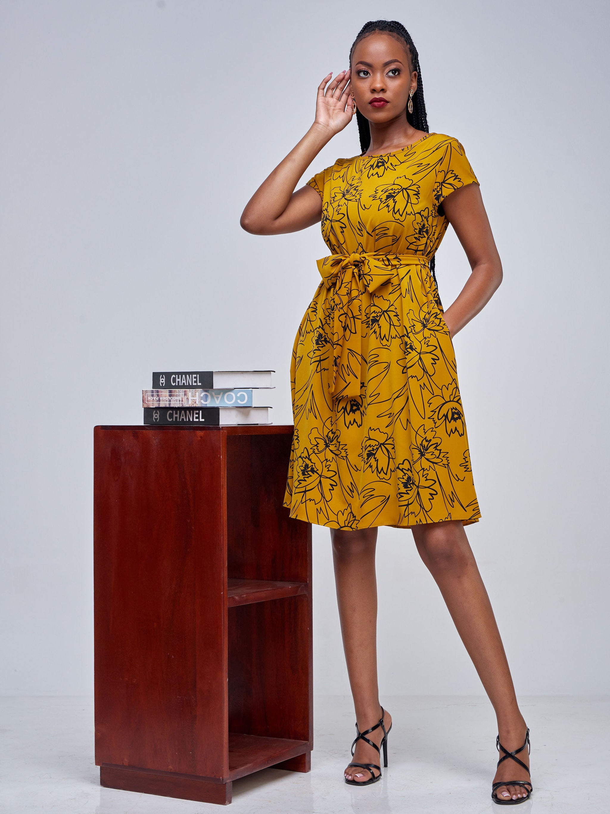 Vivo Basic Cap Sleeve Knee Length Tent Dress - Dark Mustard / Black Floral Print