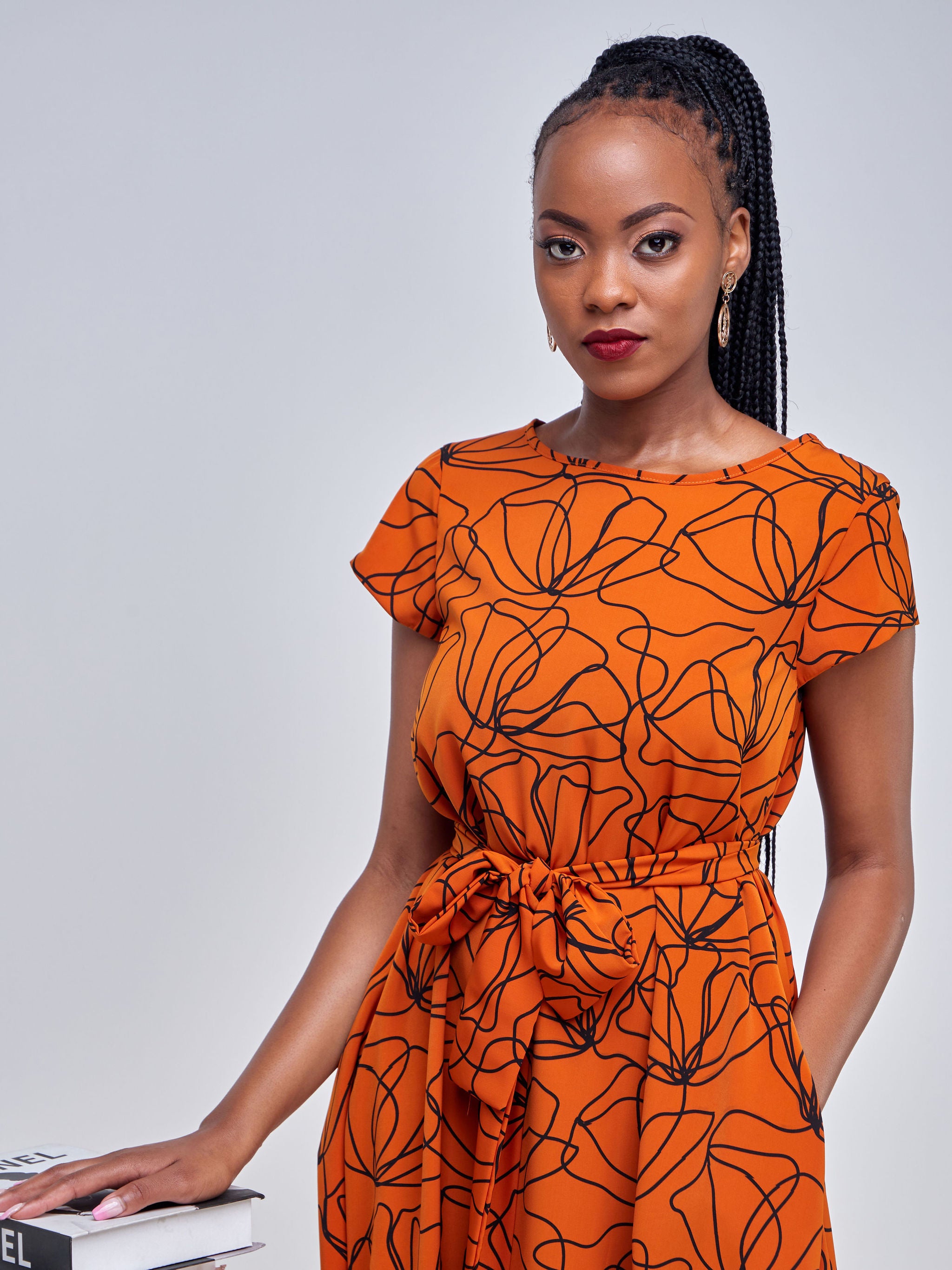 Vivo Basic Cap Sleeve Knee Length Tent Dress - Rust / Black Abstract Print