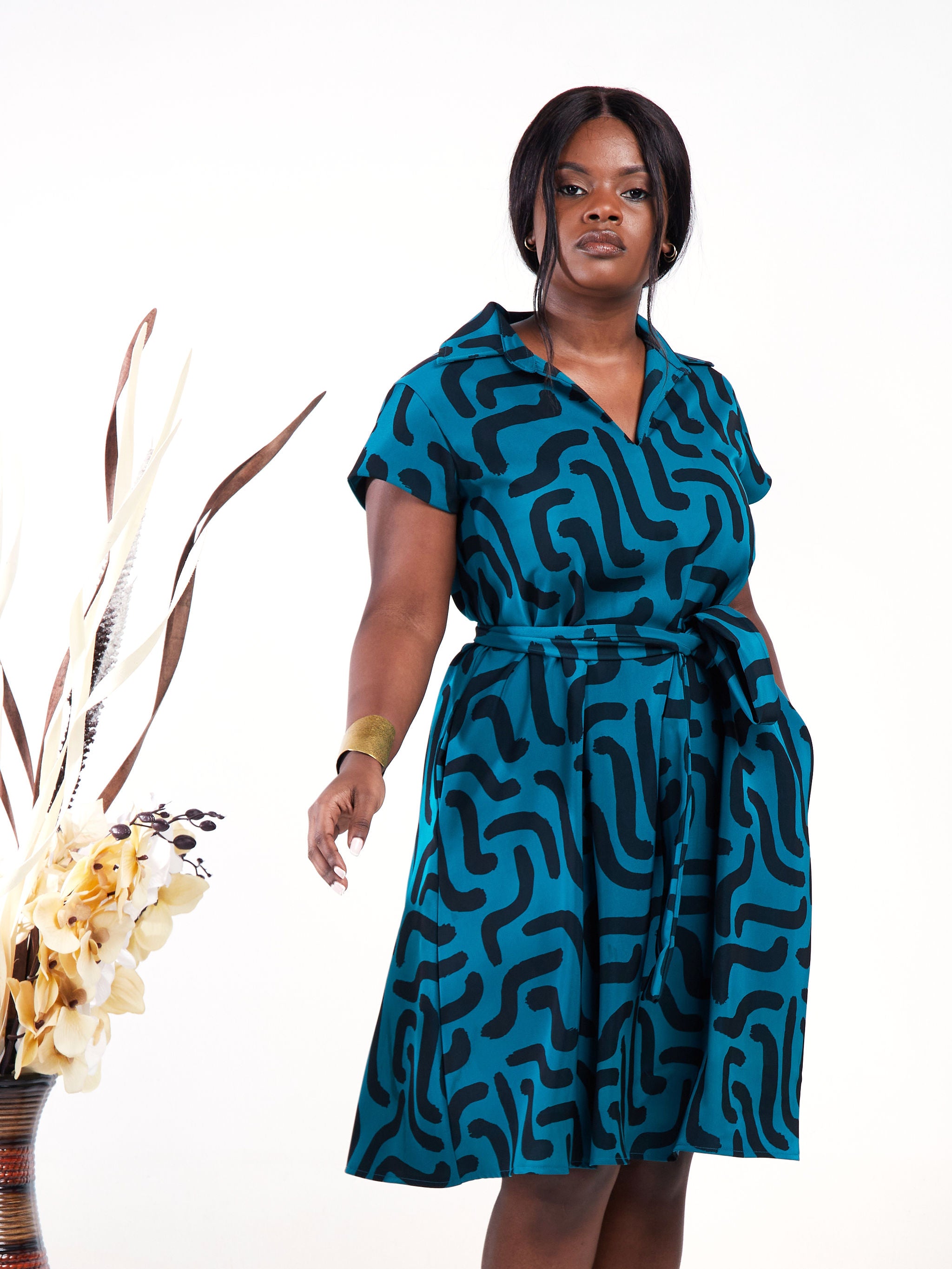 Vivo Zuri Cap Sleeve Knee Length Dress - Teal / Black Abstract Print