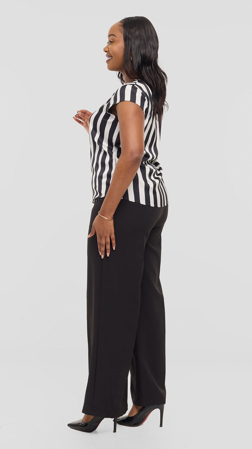 Vivo Basic Cap Sleeve Top in Satin - Off White / Black Mani Print