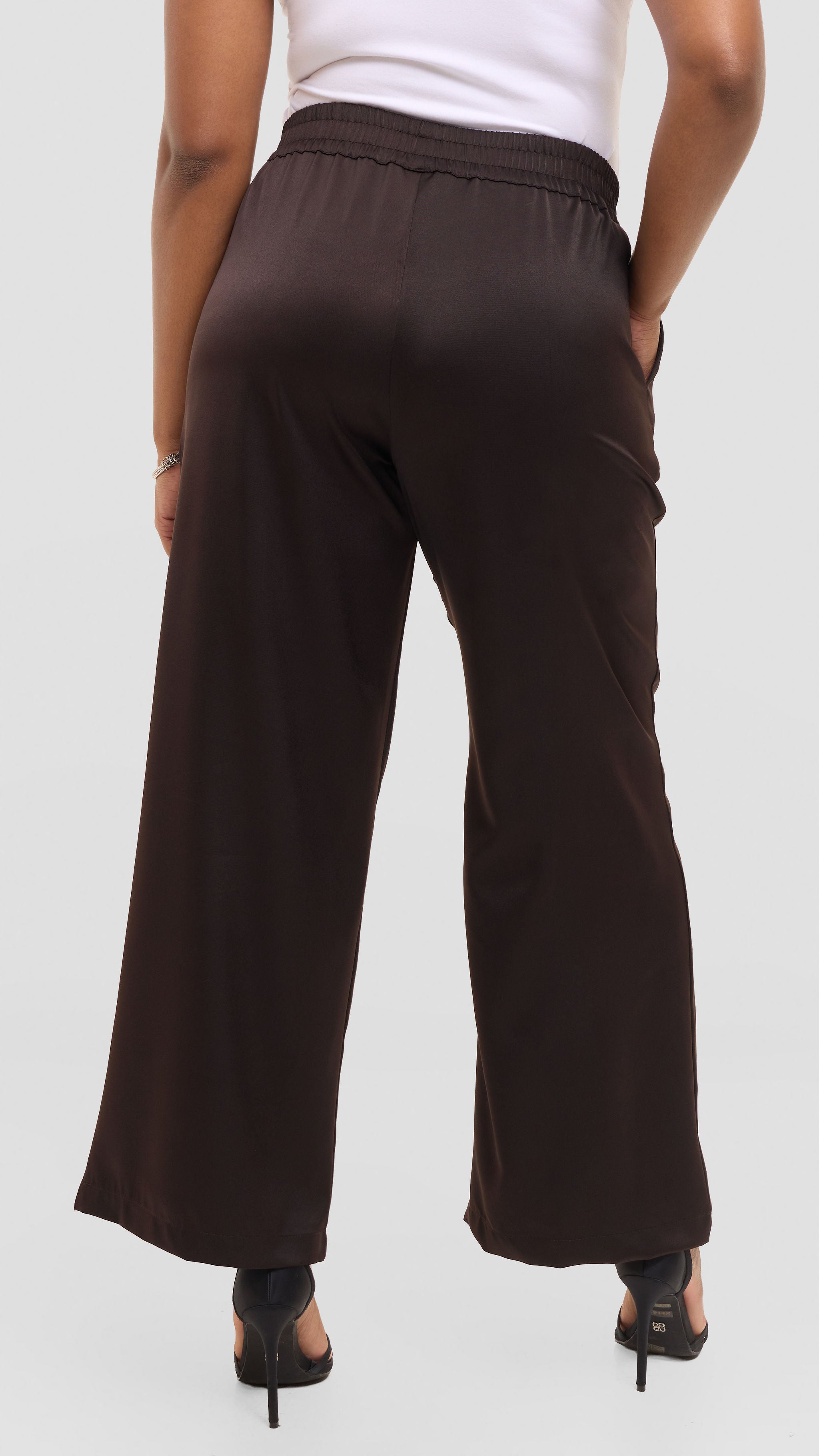 Vivo Straight Leg Pants in Satin - Chocolate