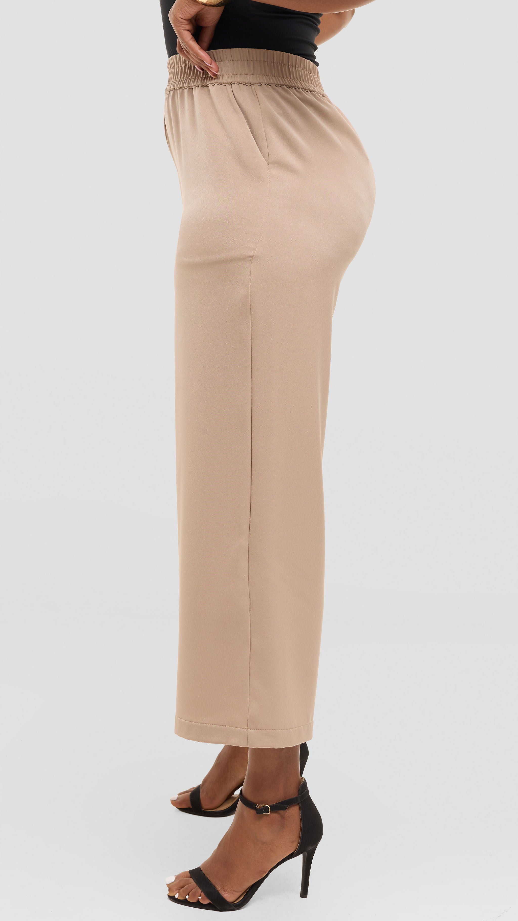 Vivo Straight Leg Pants in Satin - Beige