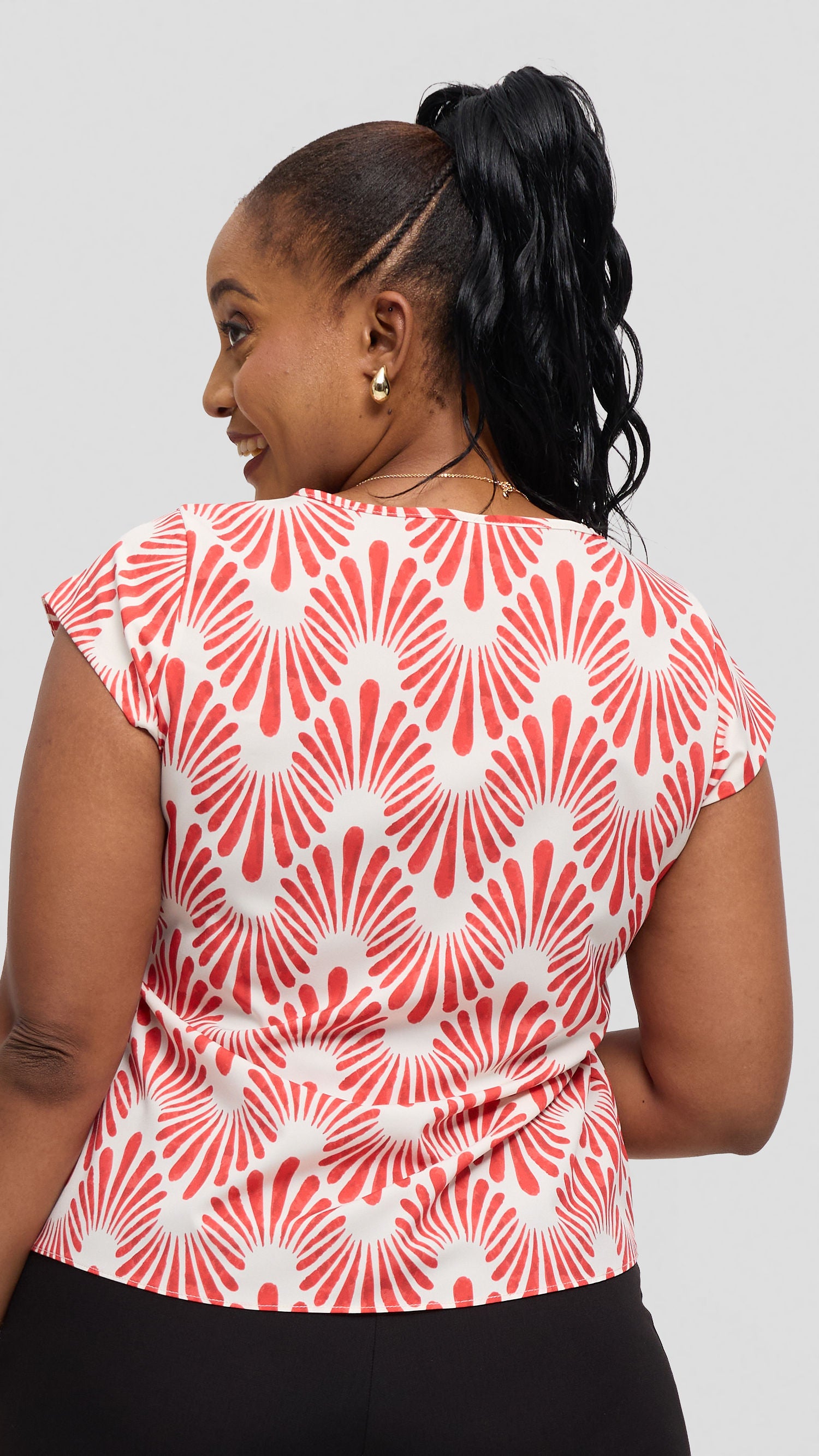 Vivo Basic Cap Sleeve Top in Crepe - Off White / Red Witu Print