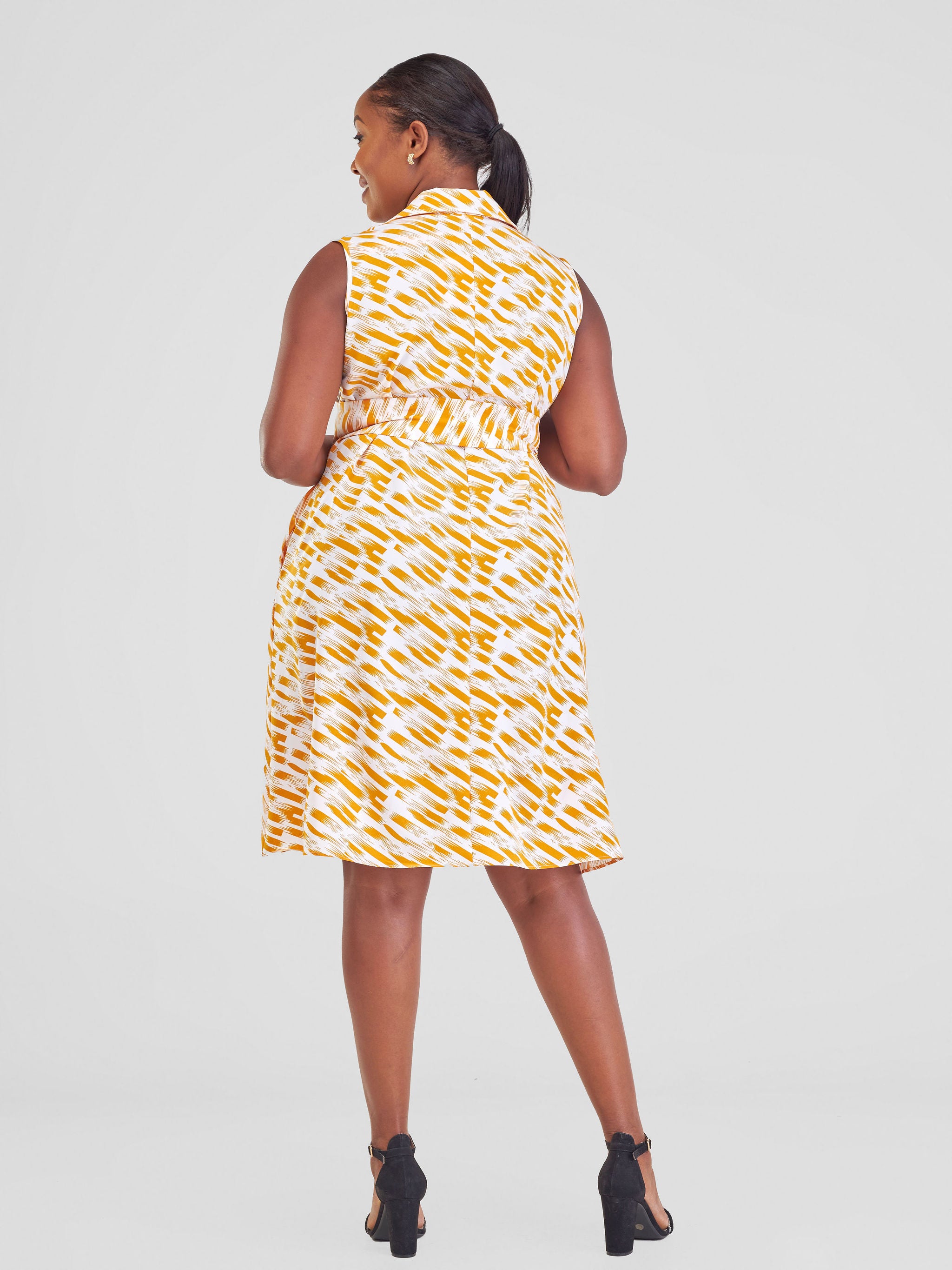 Vivo Zuri Sleeveless Tent Knee Length Dress - Mustard / White Abstract Print