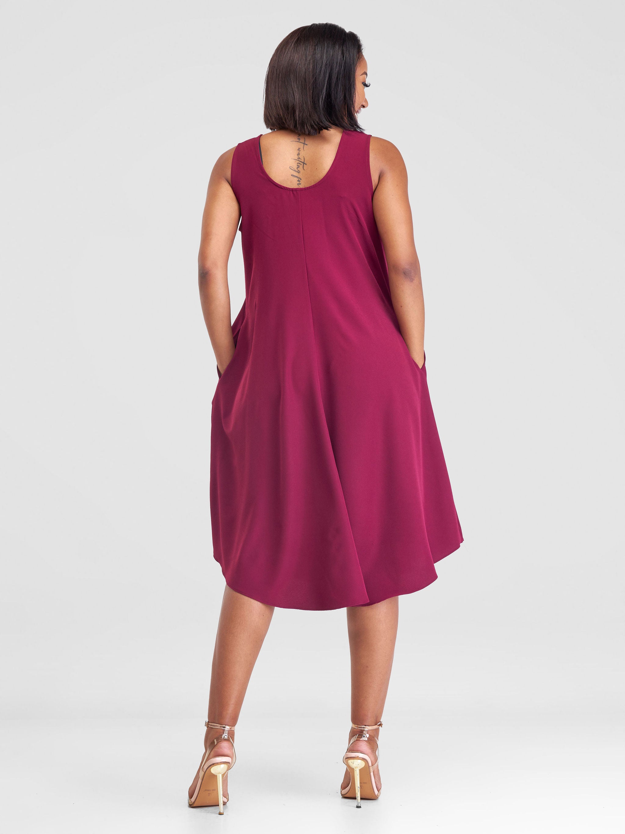 Vivo Yumi Sleeveless Knee Length Dress - Burgundy