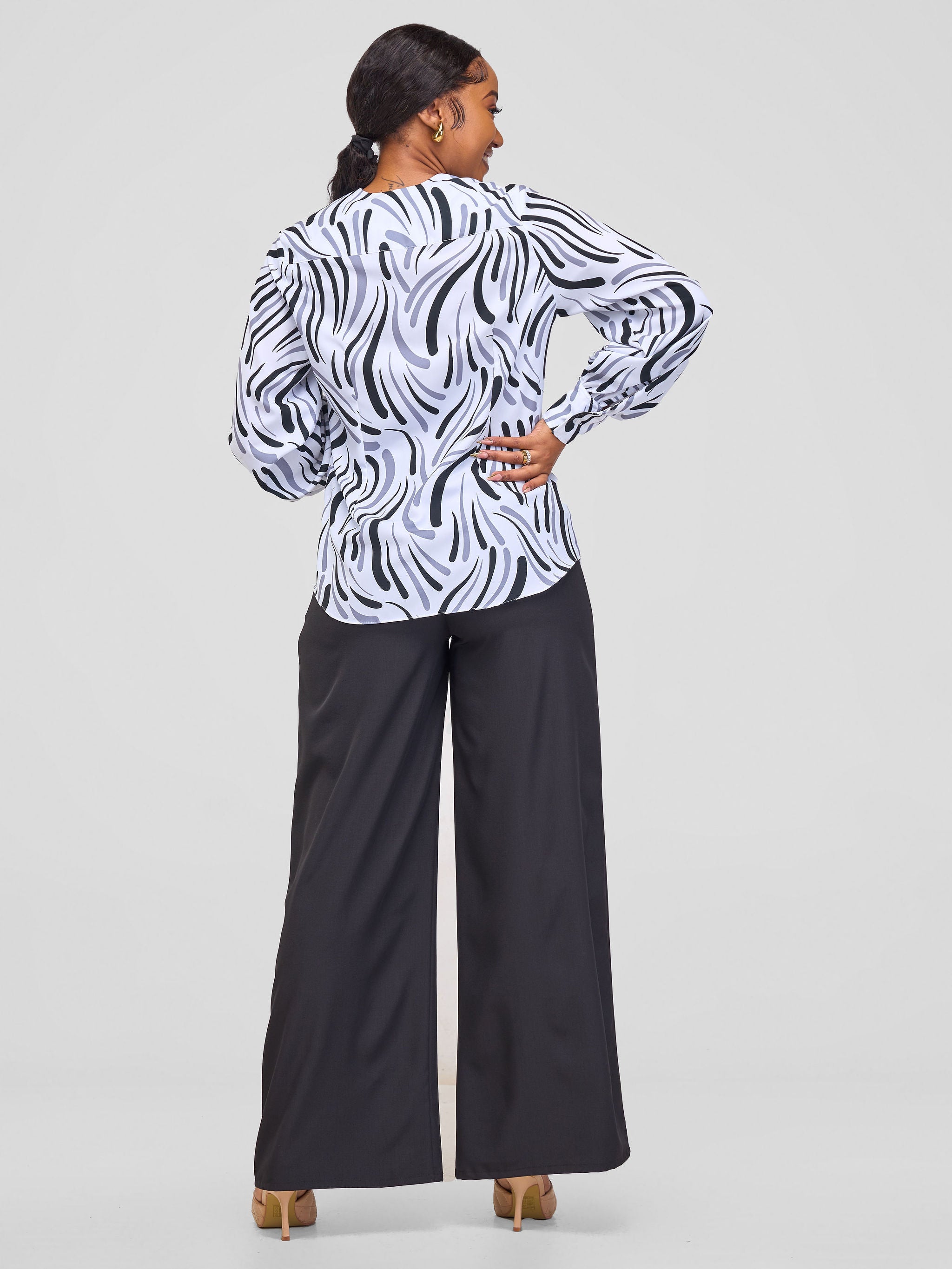 Vivo Ajani V-Neck Top - White / Grey Yala Print