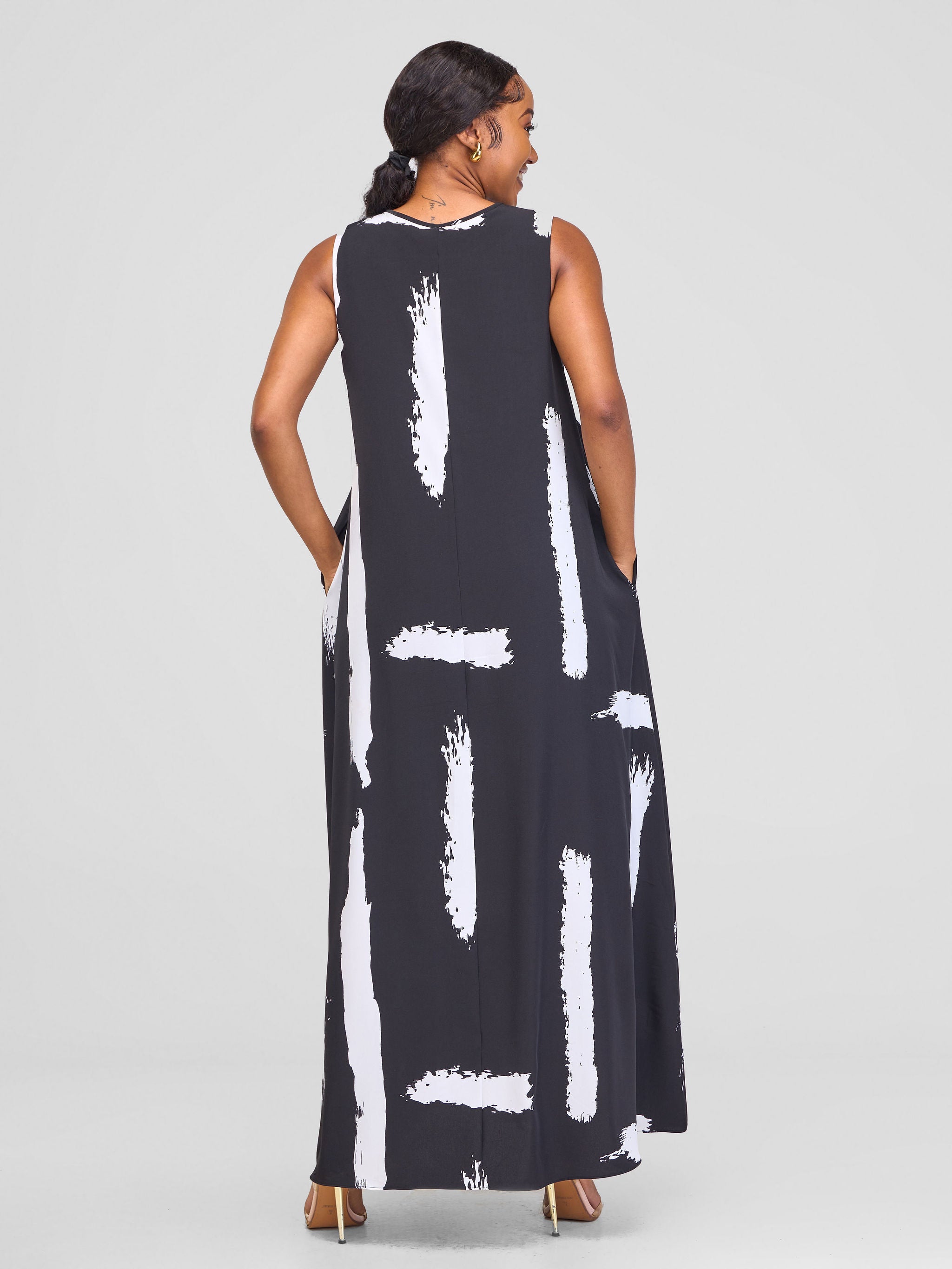 Vivo Basic Sleeveless Tent Maxi Dress - Black / White Print