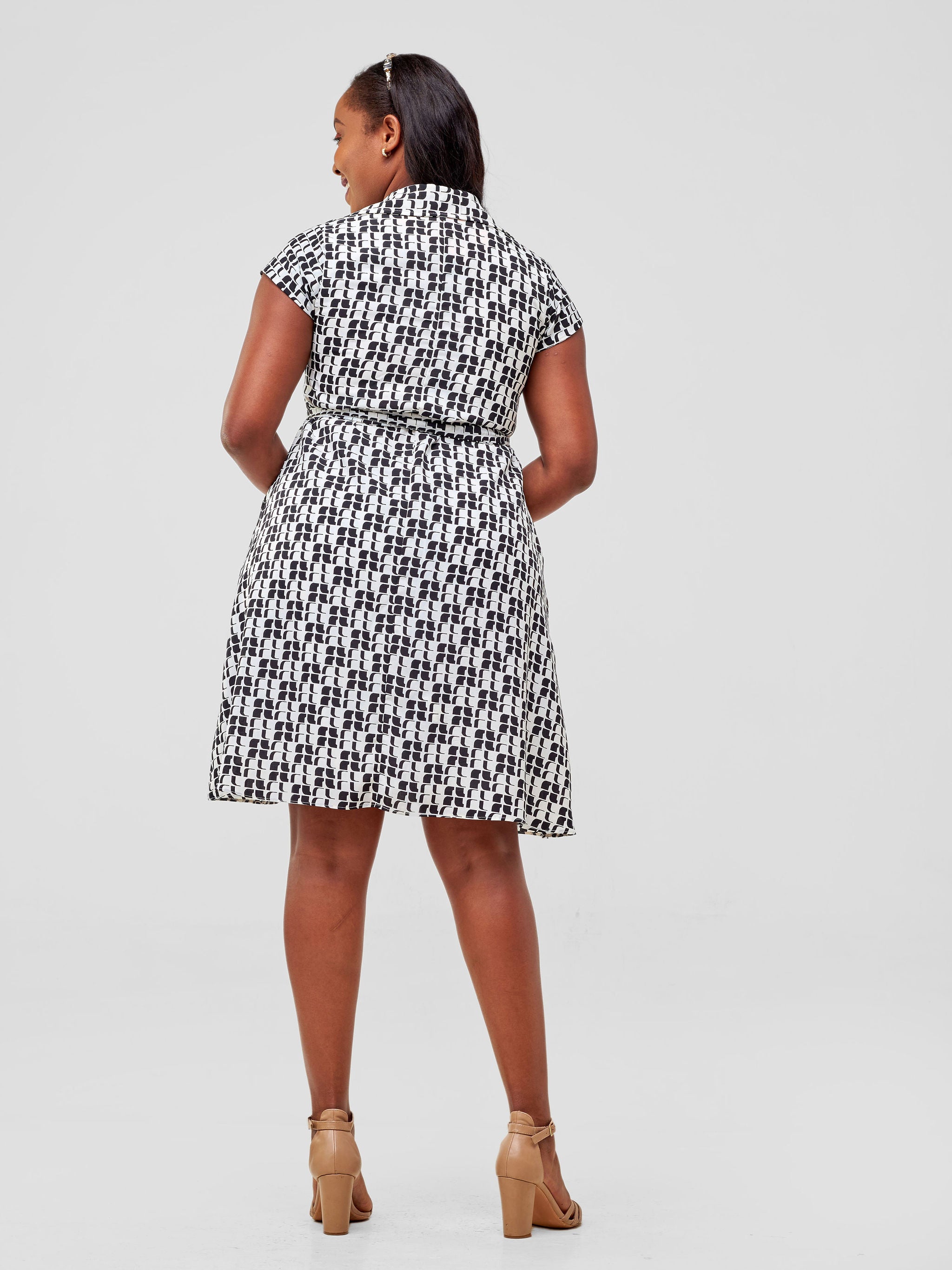 Vivo Zuri Cap Sleeve Knee Length Dress - White / Black Geometric Print