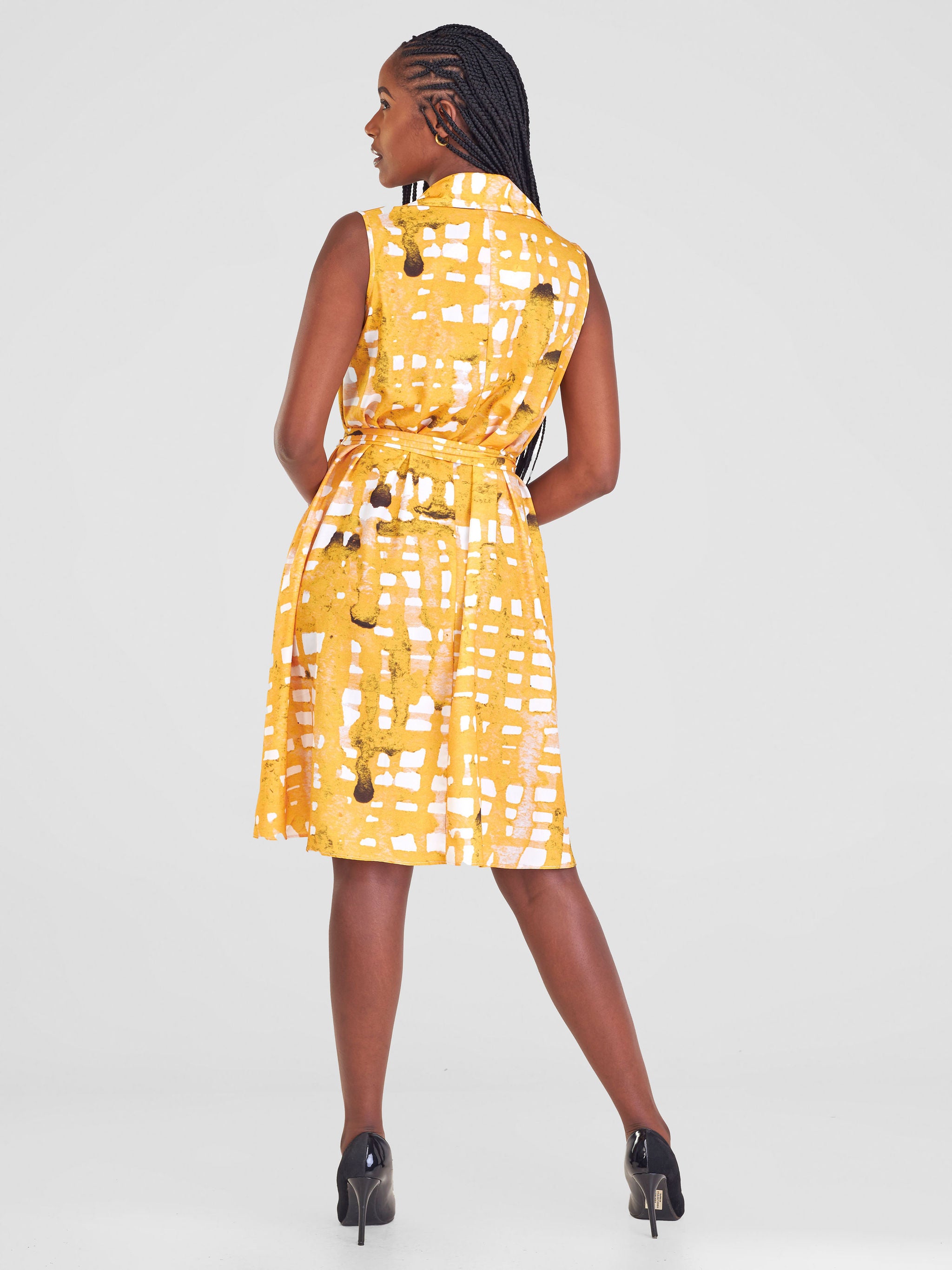 Vivo Zuri Sleeveless Tent Knee Length Dress - White / Mustard Abstract Print