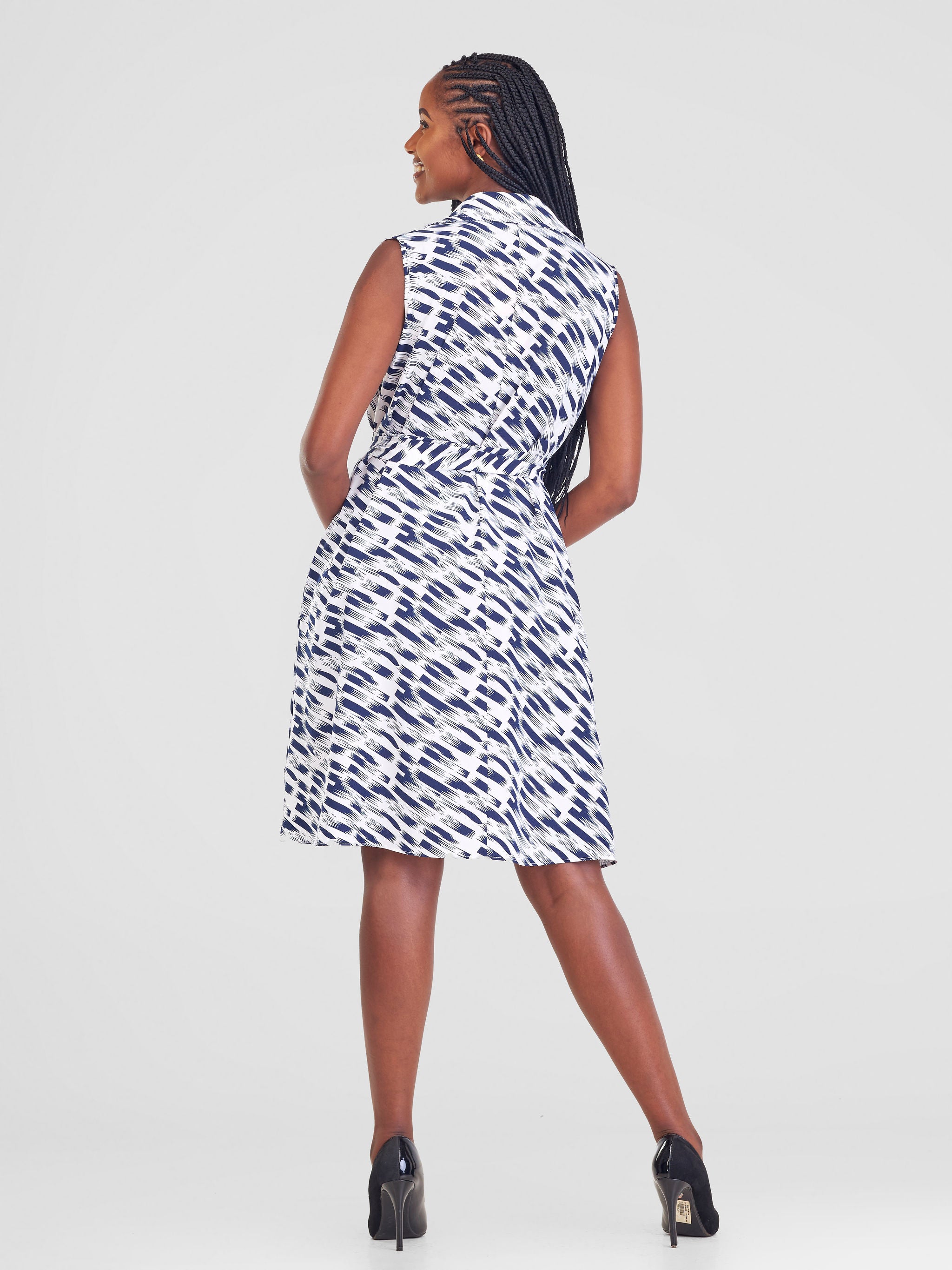 Vivo Zuri Sleeveless Tent Knee Length Dress - White / Navy Blue Abstract Print