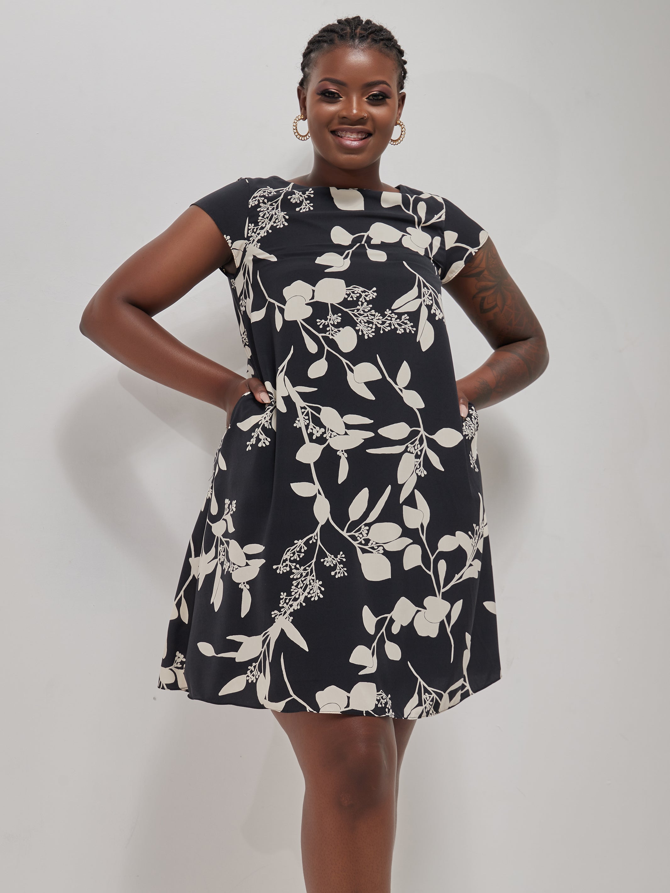 Vivo Basic Cap Sleeve Knee Length Tent Dress - White / Black Print