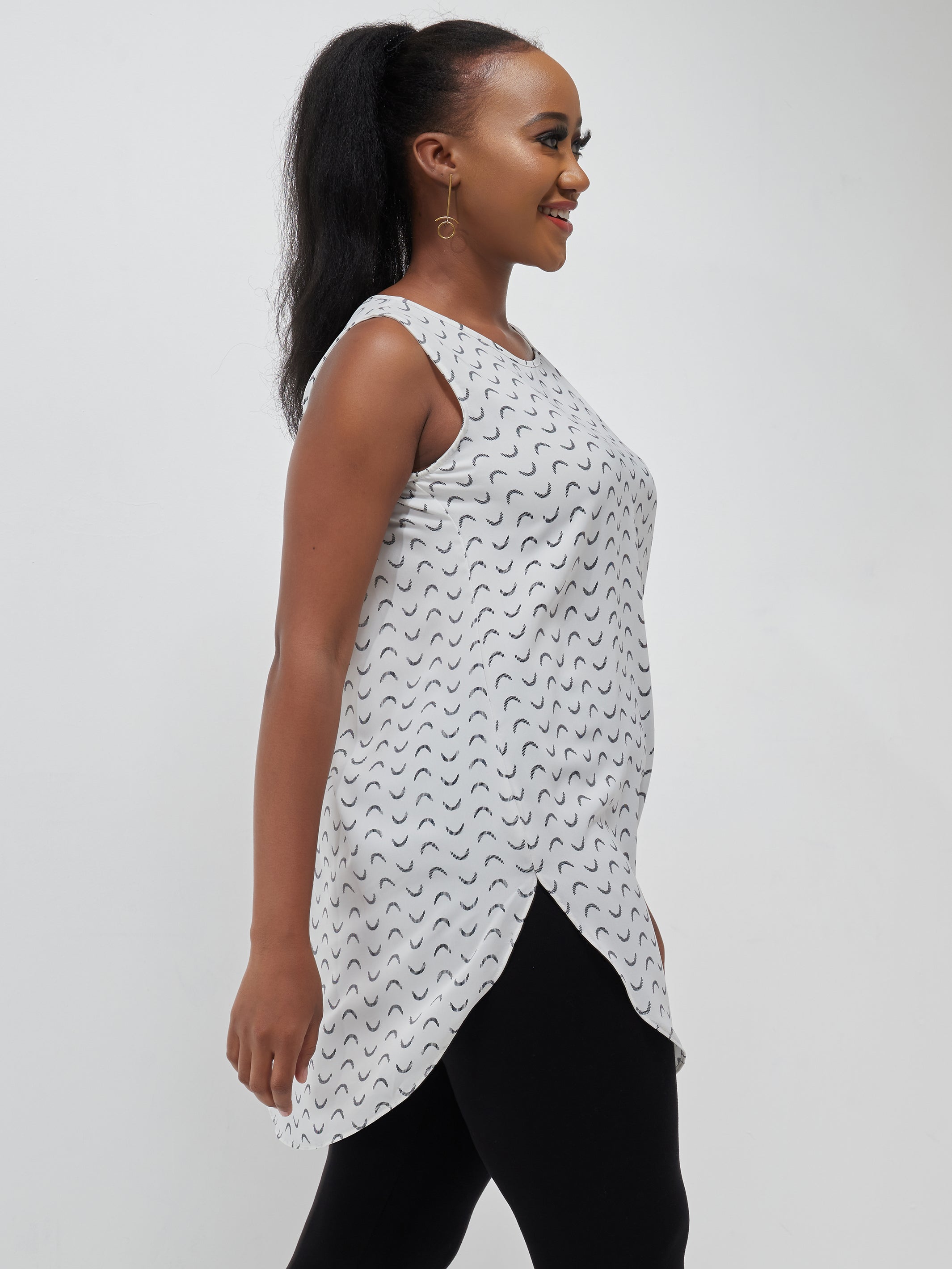 Vivo Tsavo Sleeveless Scalloped Hem Dress Top - White / Black Print