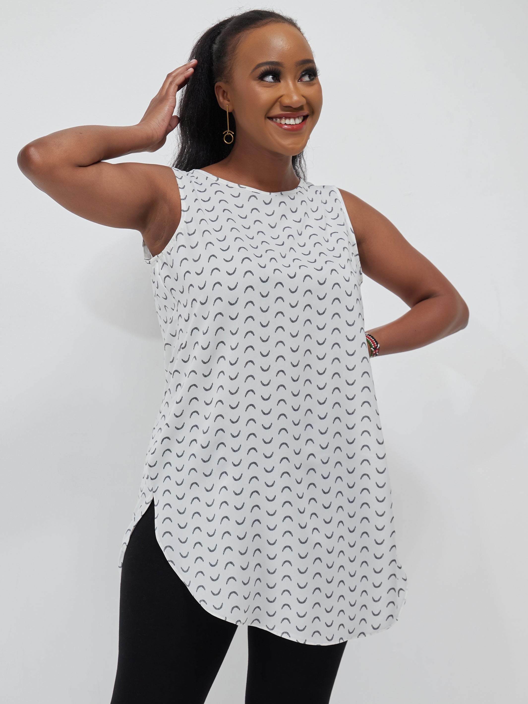 Vivo Tsavo Sleeveless Scalloped Hem Dress Top - White / Black Print