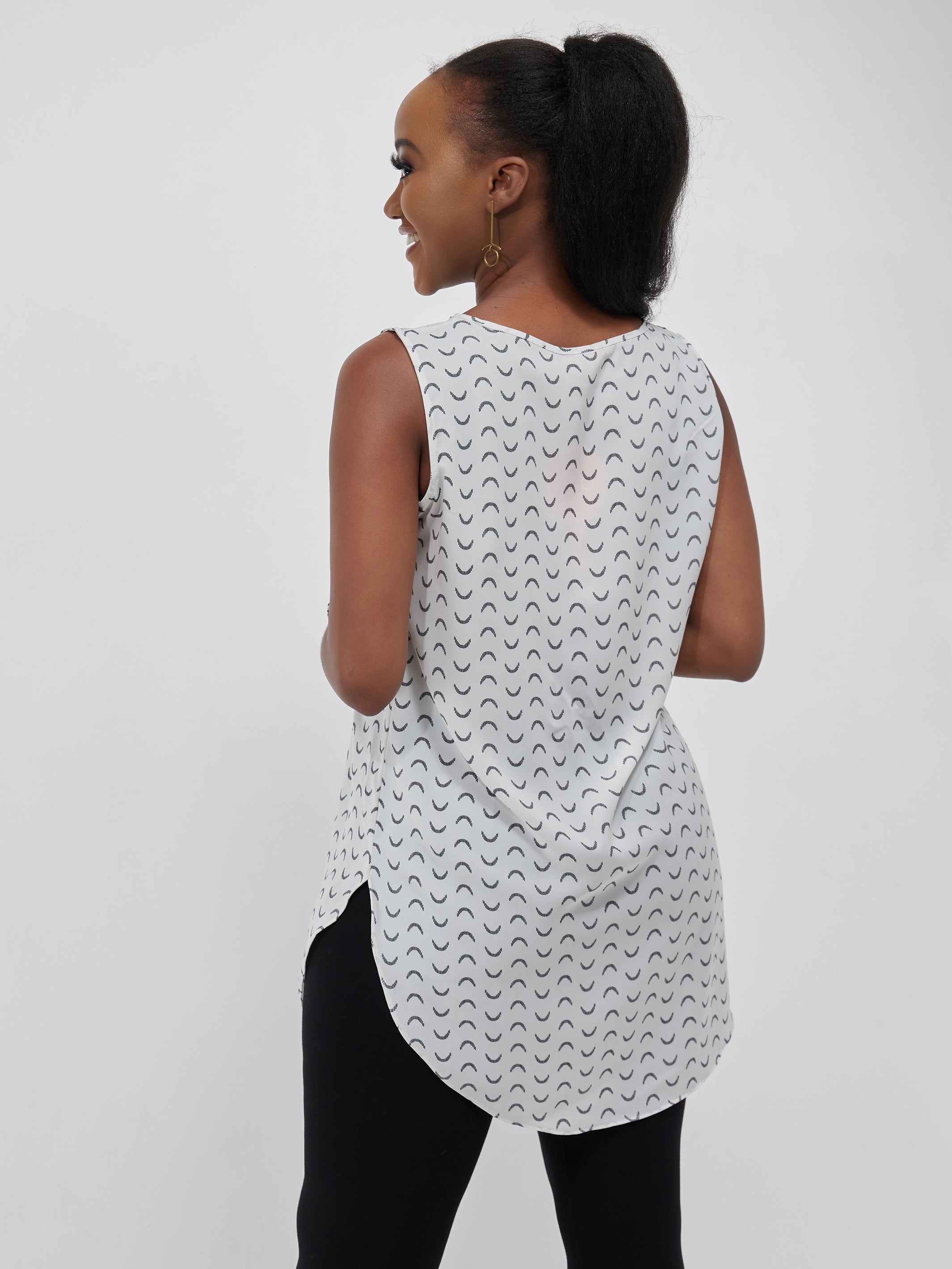 Vivo Tsavo Sleeveless Scalloped Hem Dress Top - White / Black Print