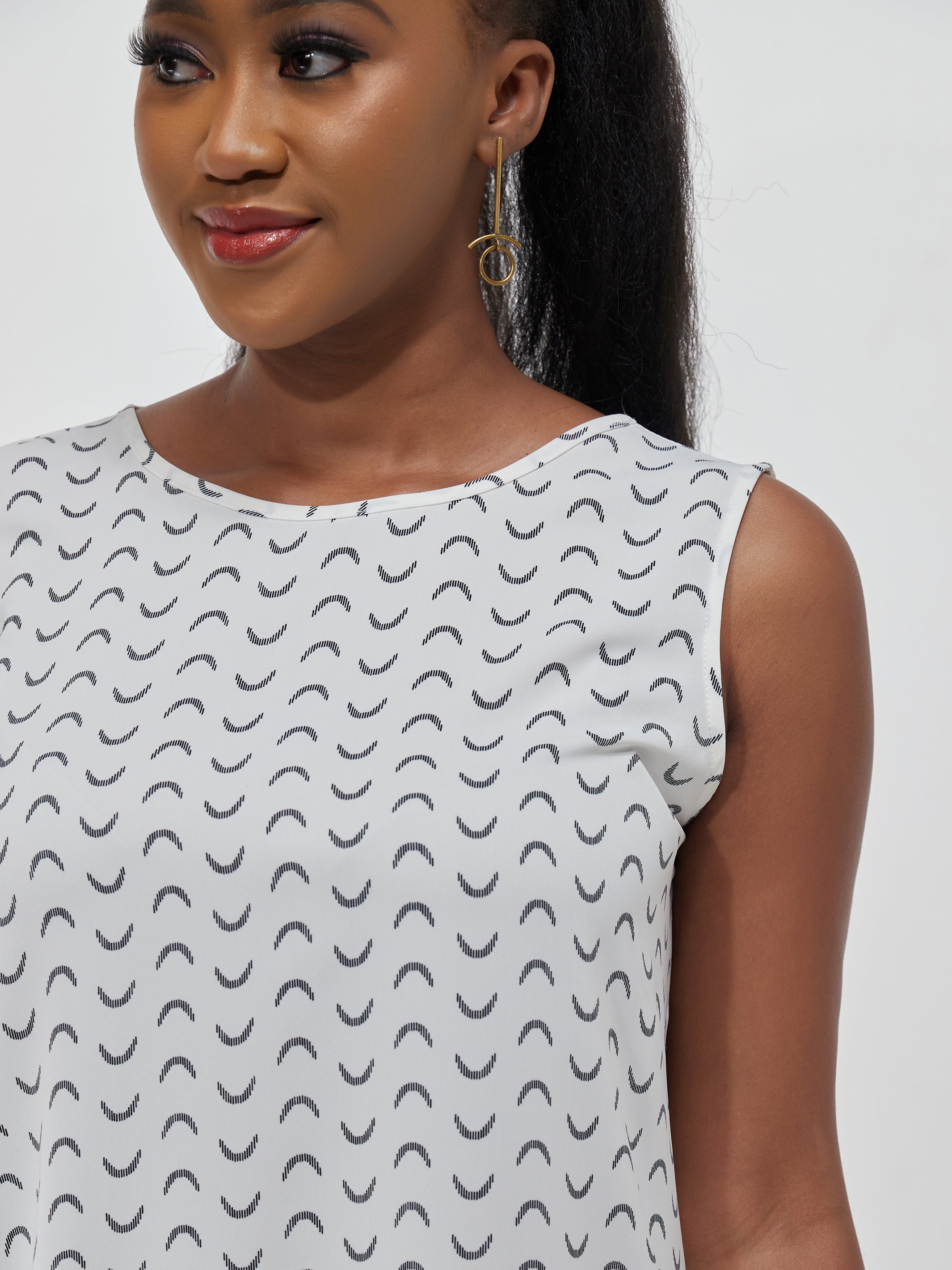 Vivo Tsavo Sleeveless Scalloped Hem Dress Top - White / Black Print