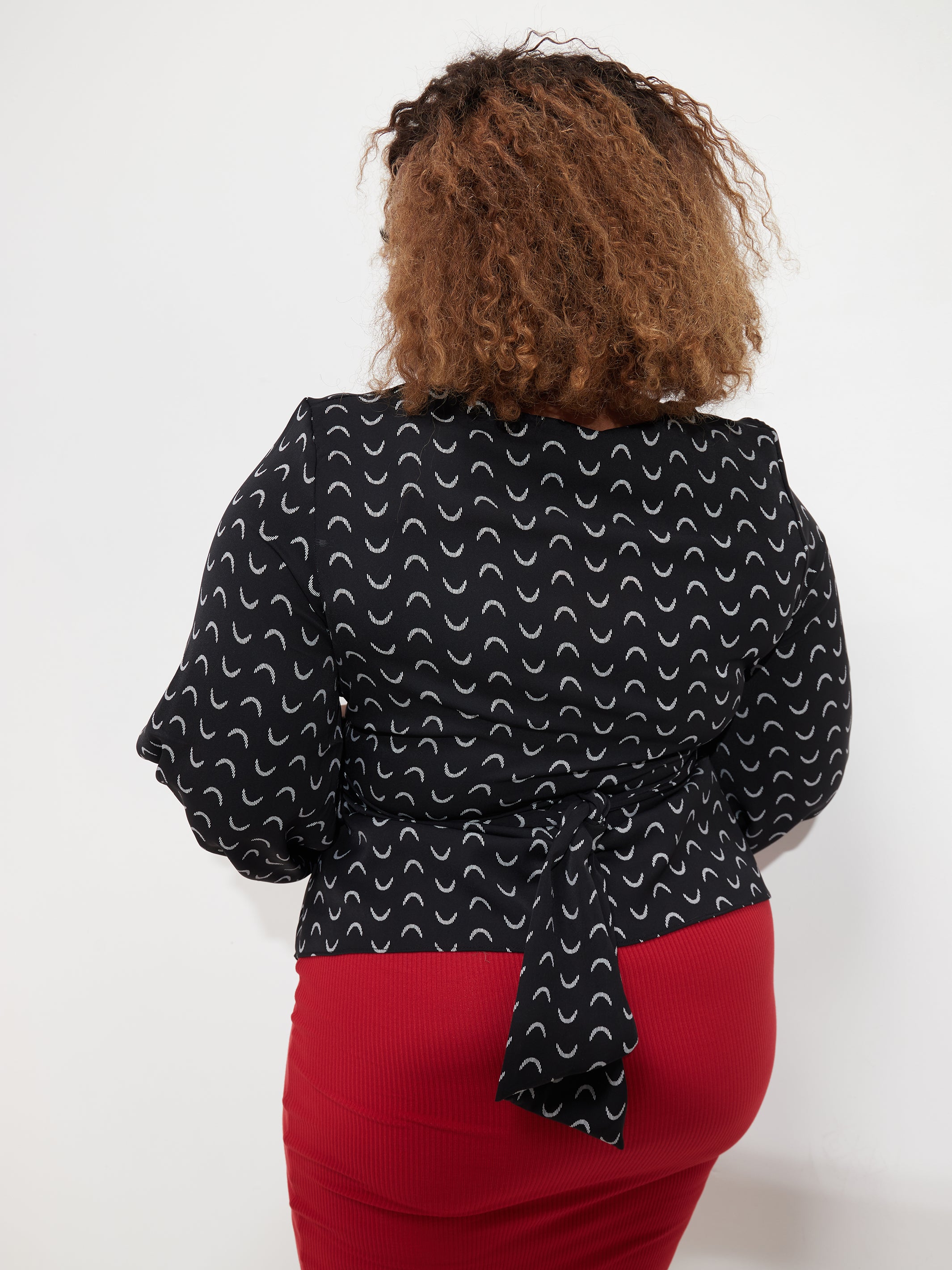 Vivo Izzy Bishop Sleeve Top - Black / White Moon Print