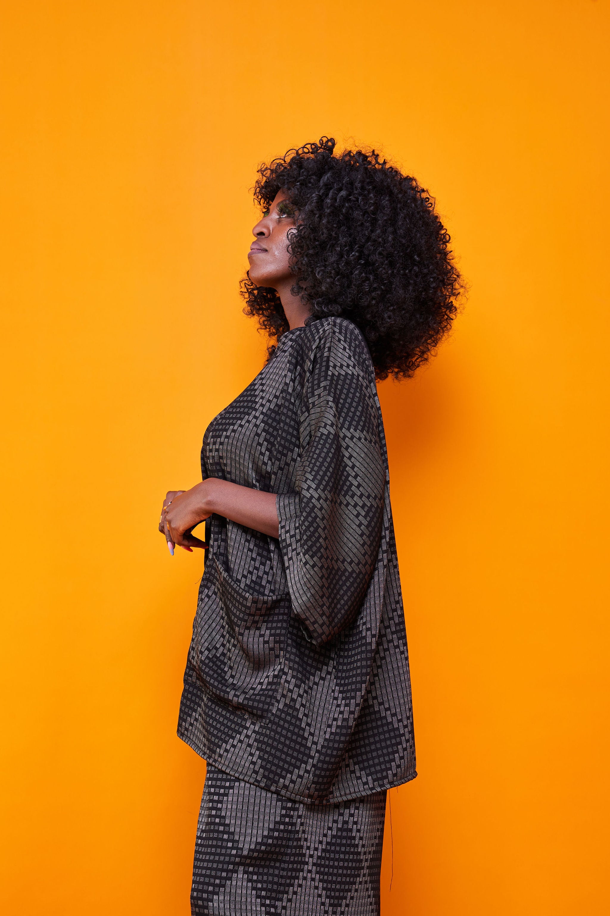 Zoya Brave Satin Short Kimono - Black Geometric Print