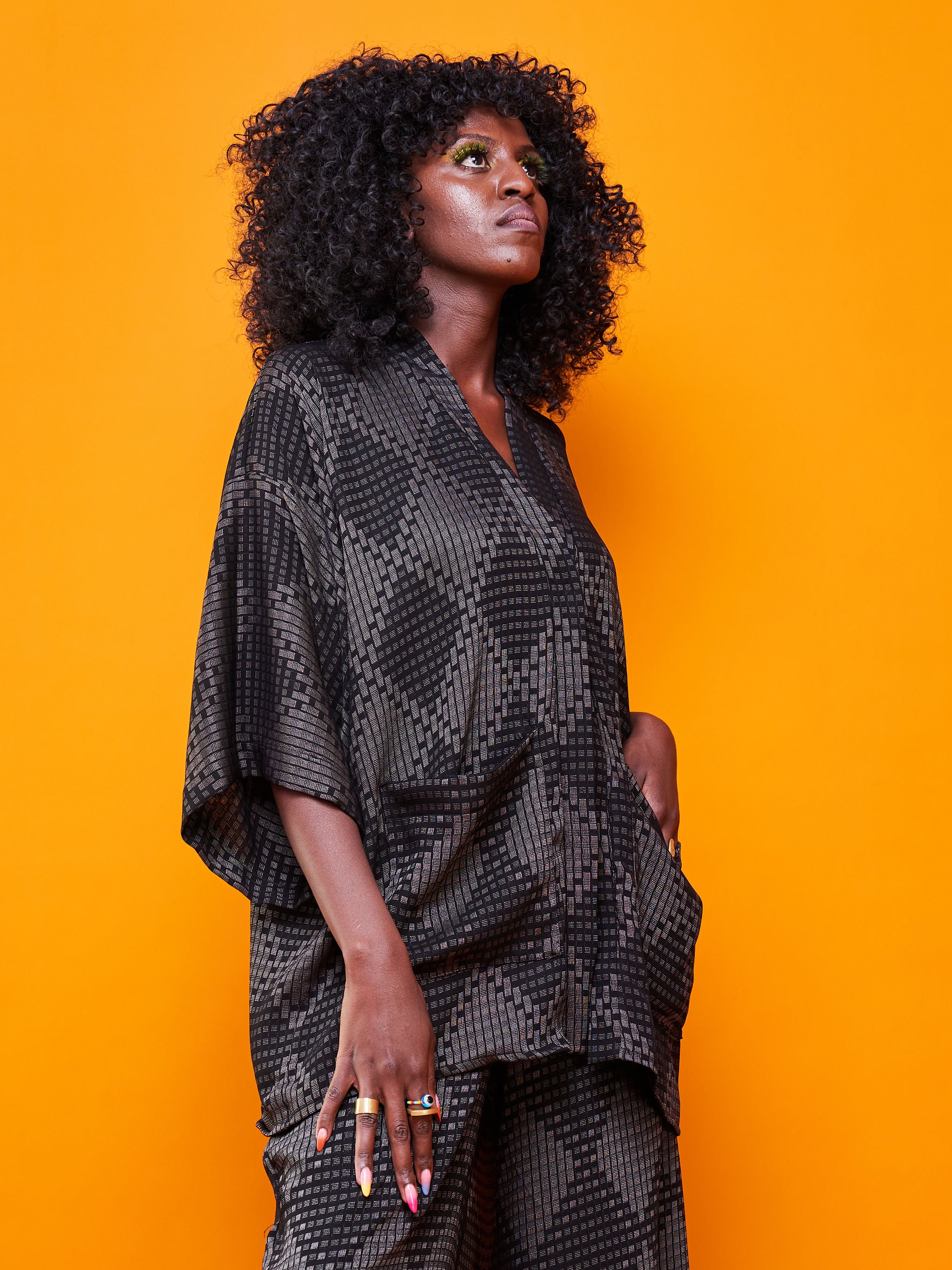 Zoya Brave Satin Short Kimono - Black Geometric Print