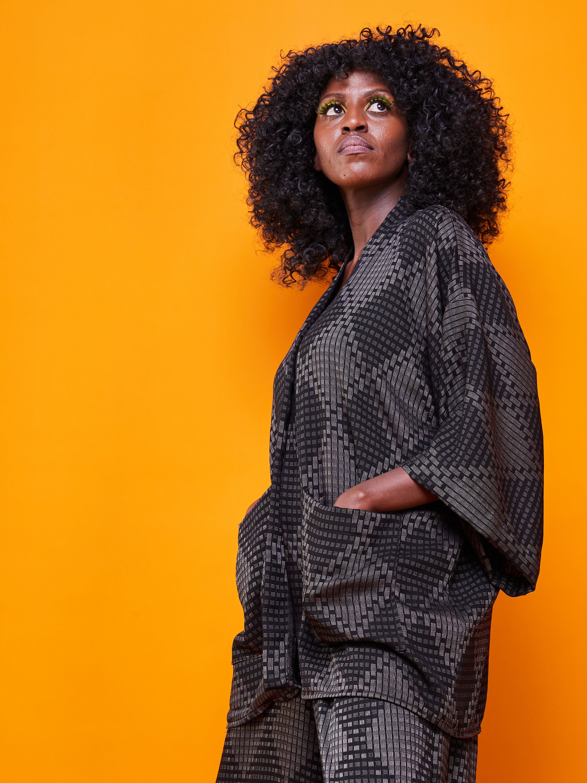 Zoya Brave Satin Short Kimono - Black Geometric Print