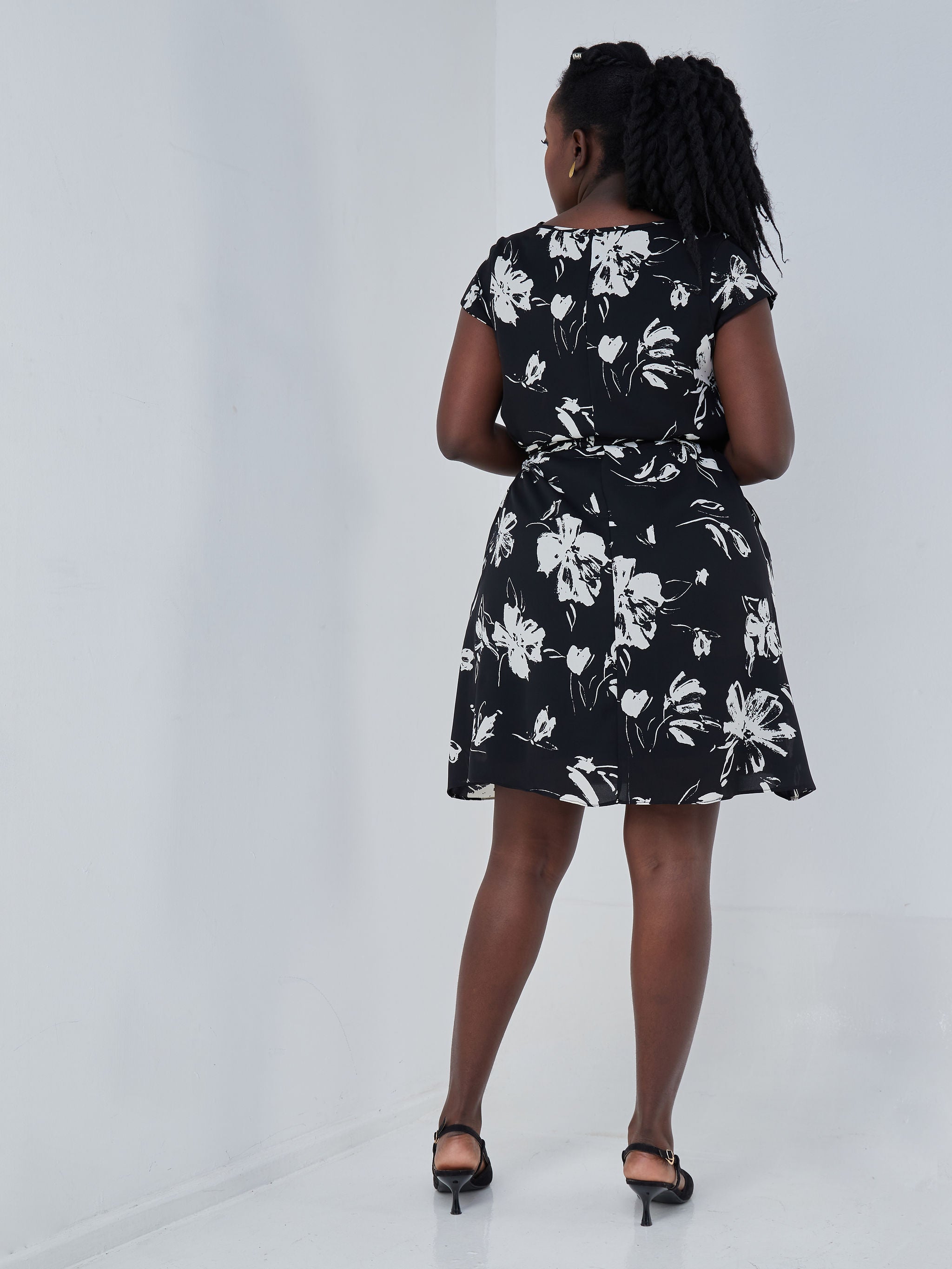 Vivo Basic Cap Sleeve Knee Length Tent Dress - Black / Off White Print