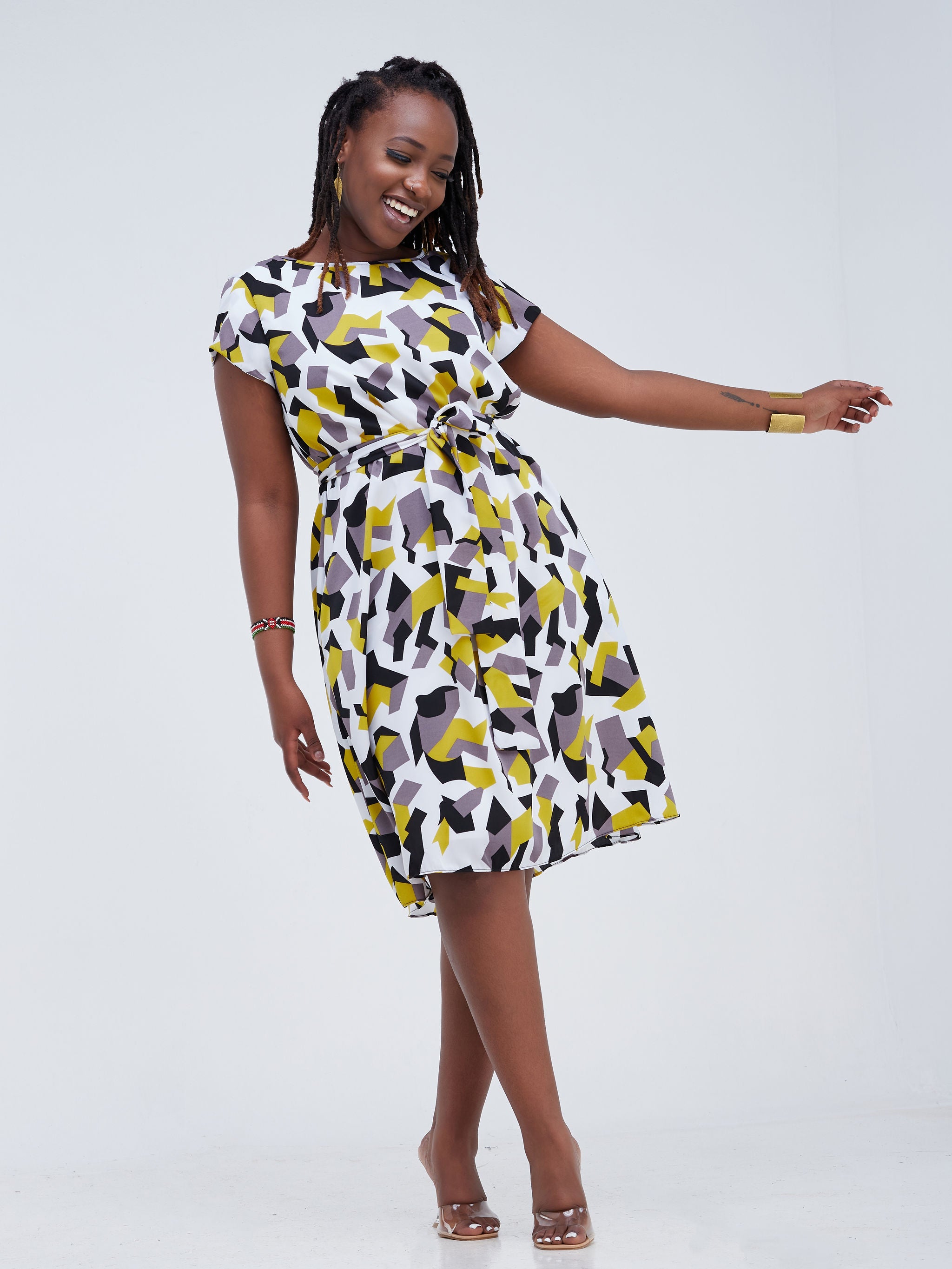 Vivo Basic Cap Sleeve Knee Length Tent Dress - Mustard / Grey Abstract Print